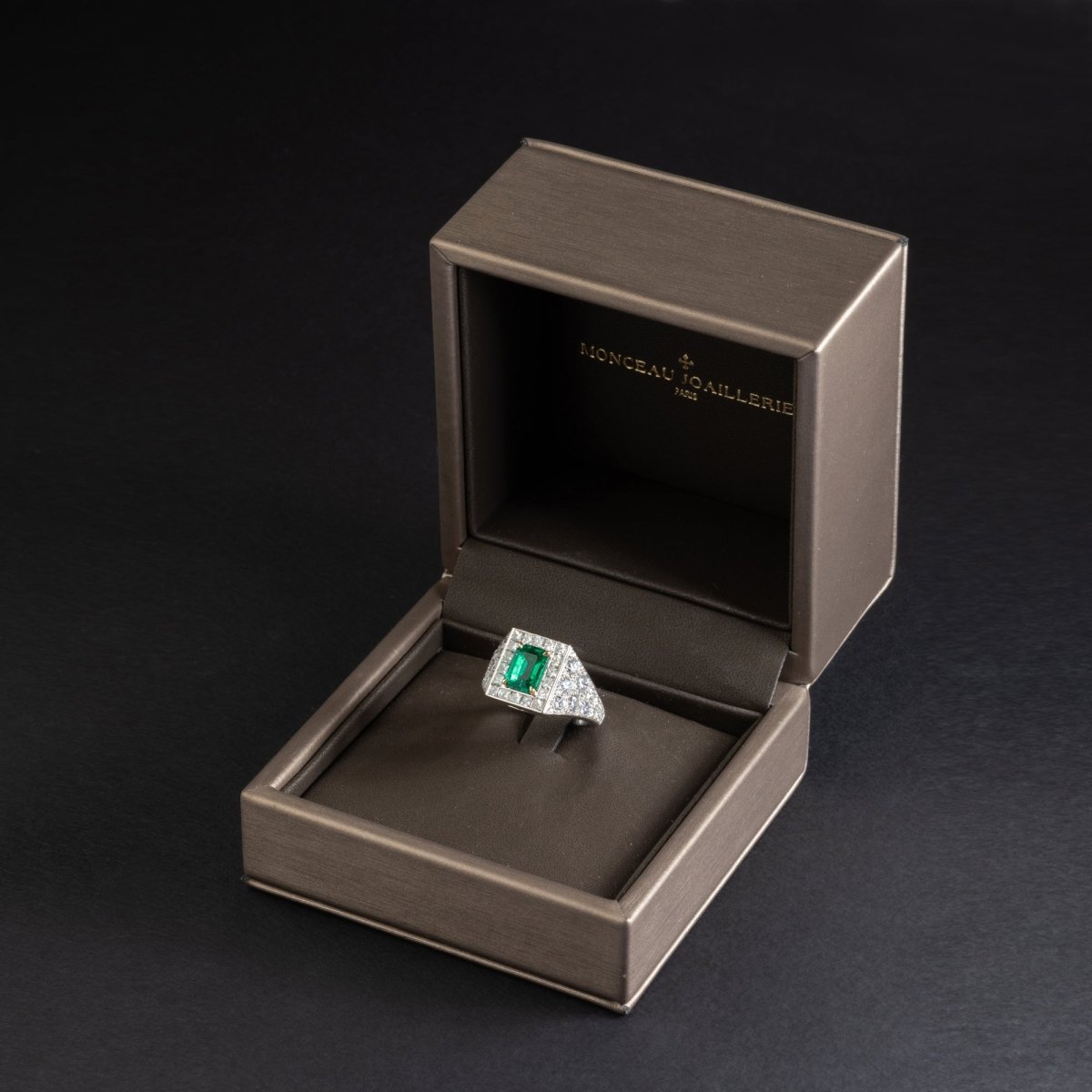 Bague en platine et or jaune ornée d'une émeraude - Maison Eloe