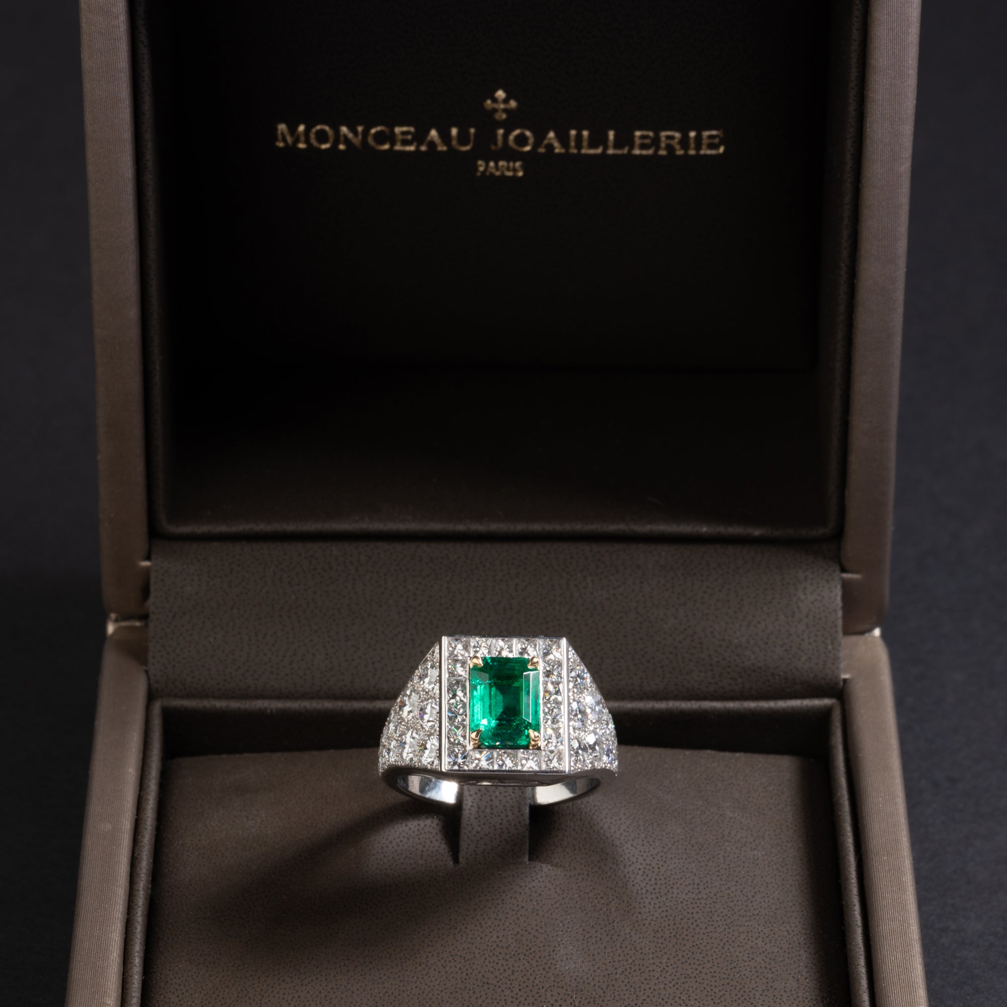 Bague en platine et or jaune ornée d'une émeraude