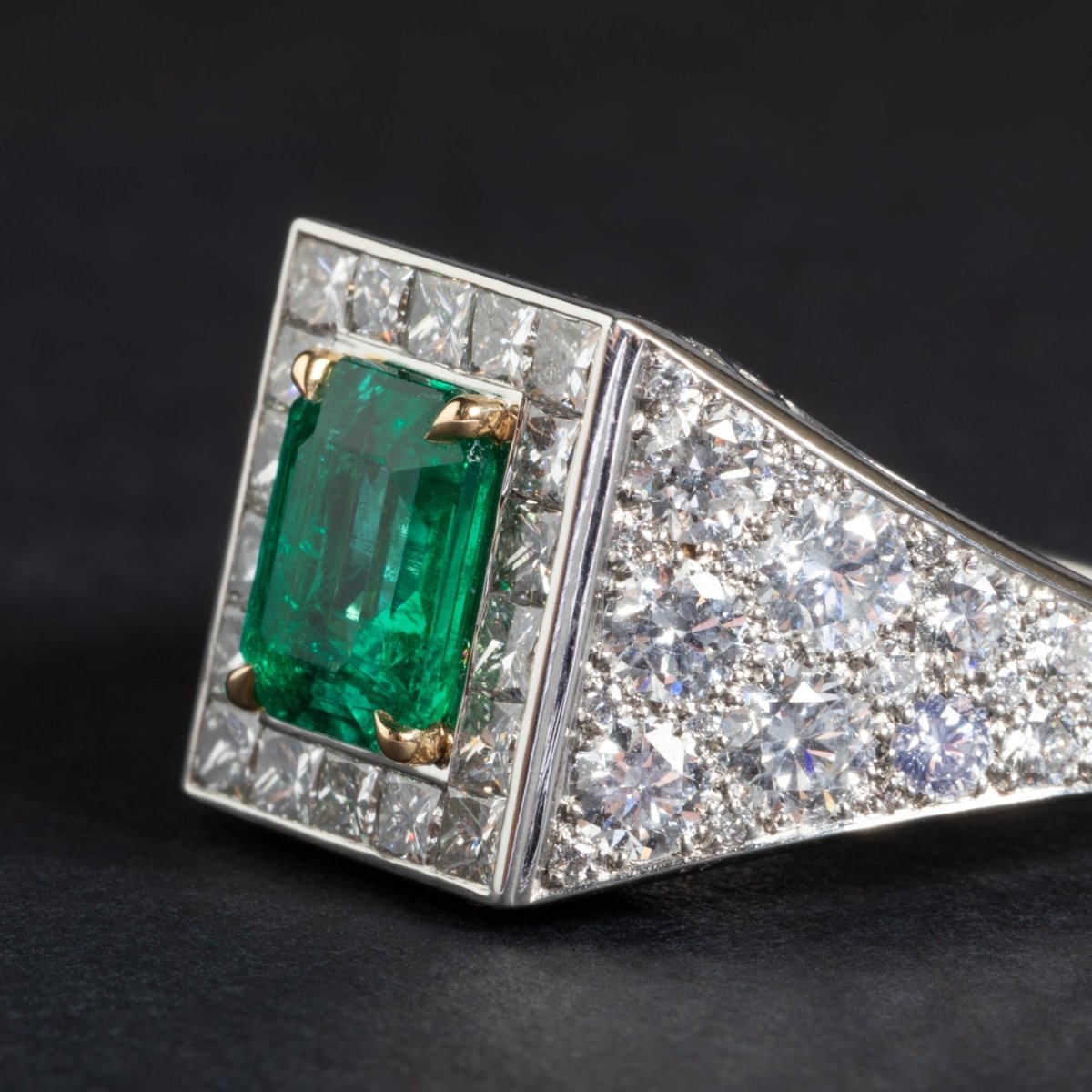 Bague en platine et or jaune ornée d'une émeraude - Maison Eloe