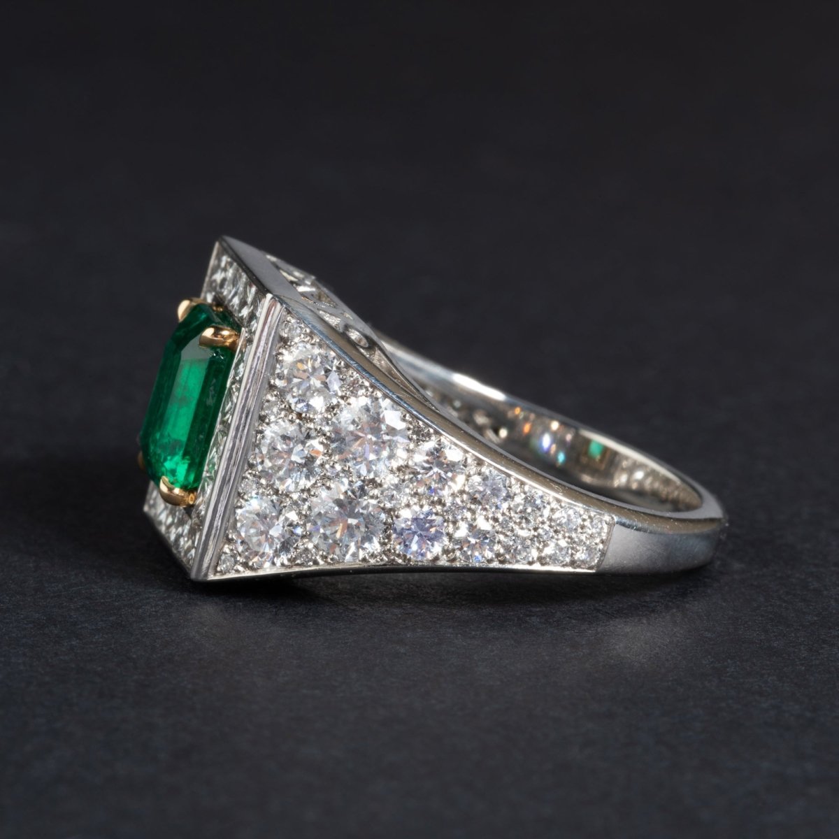 Bague en platine et or jaune ornée d'une émeraude - Maison Eloe