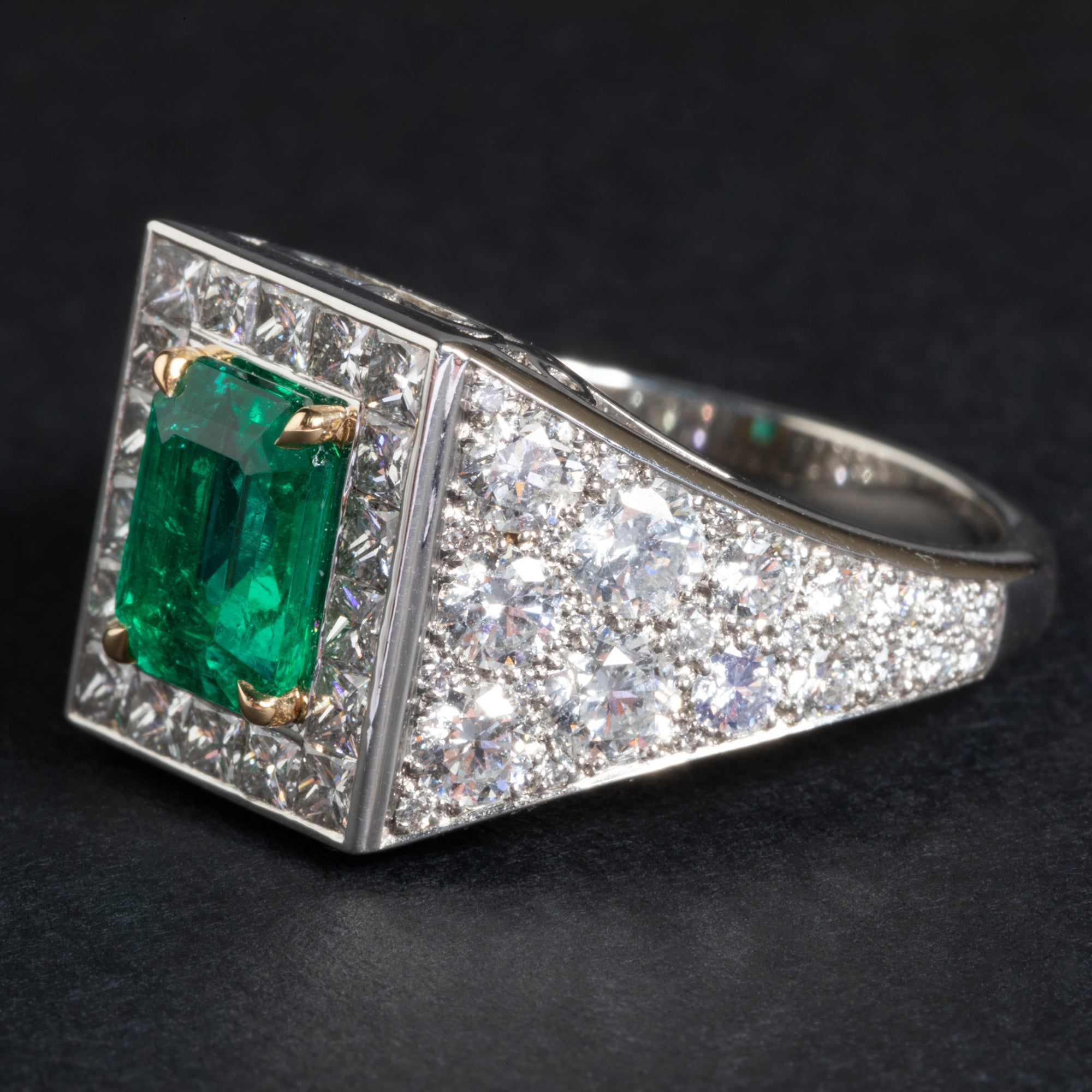 Bague en platine et or jaune ornée d'une émeraude