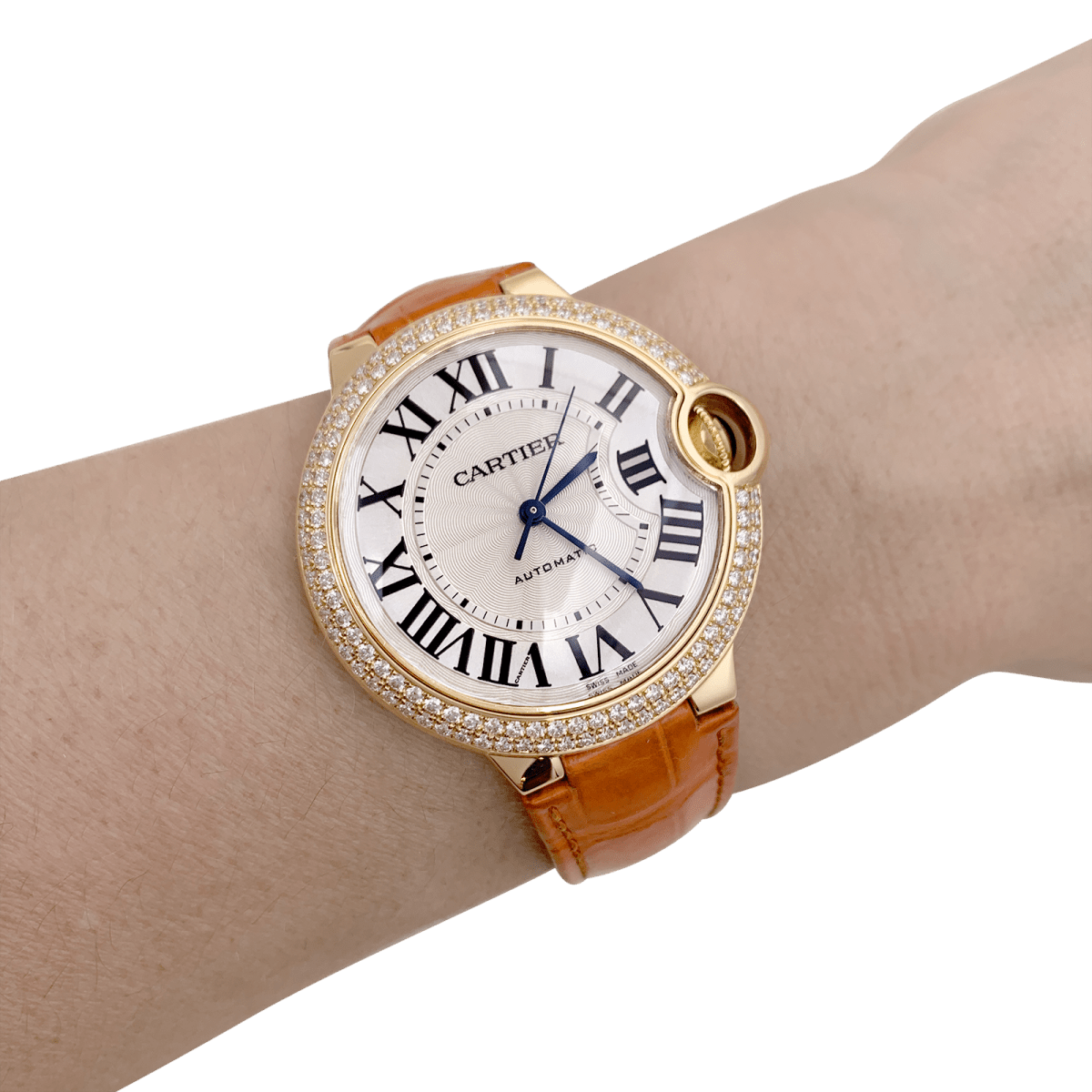 Montre Cartier "Ballon Bleu" or jaune, diamants, cuir. - Maison Eloe