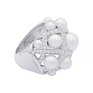 Chanel ring, "Baroque", white gold, diamonds, cultured pearls.