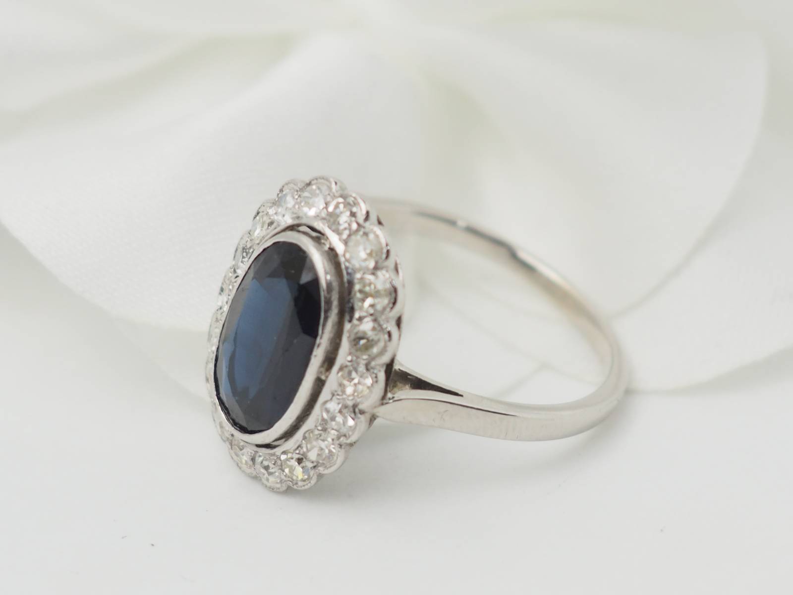 Bague Pompadour en or blanc, saphir et diamants