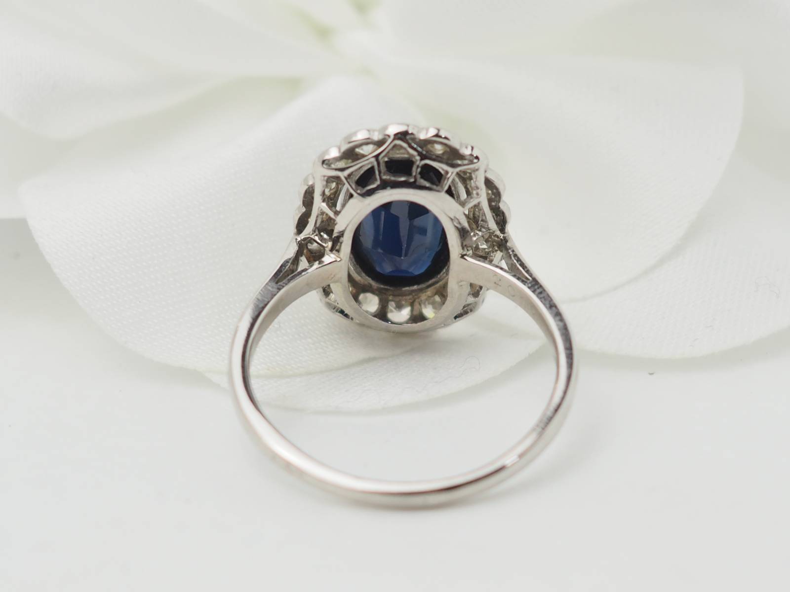 Bague Pompadour en or blanc, saphir et diamants