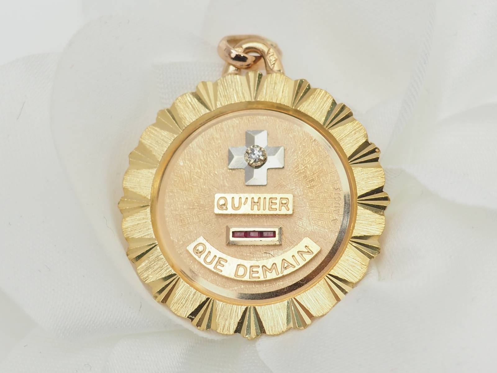 Pendentif Augis en or jaune, rubis et diamant