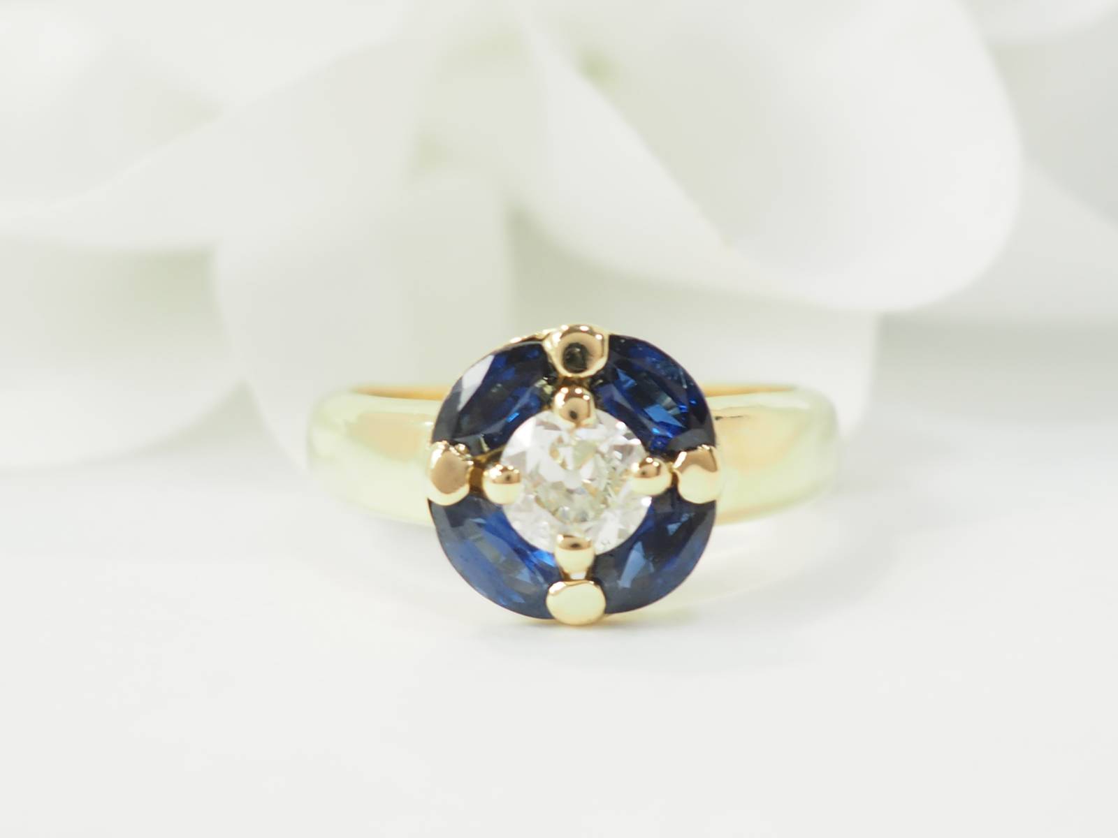 Bague ronde en or jaune, saphirs et diamant