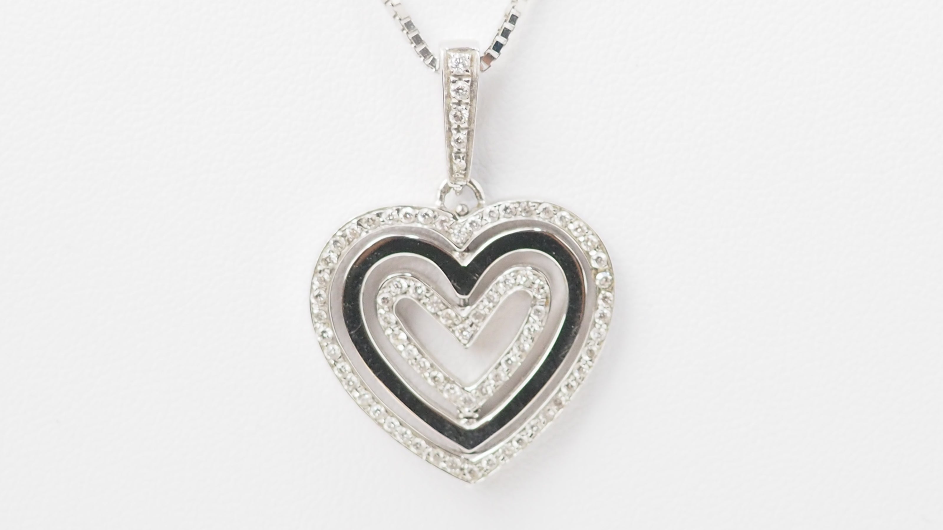 Collier pendentif multi Coeurs en or blanc et diamants