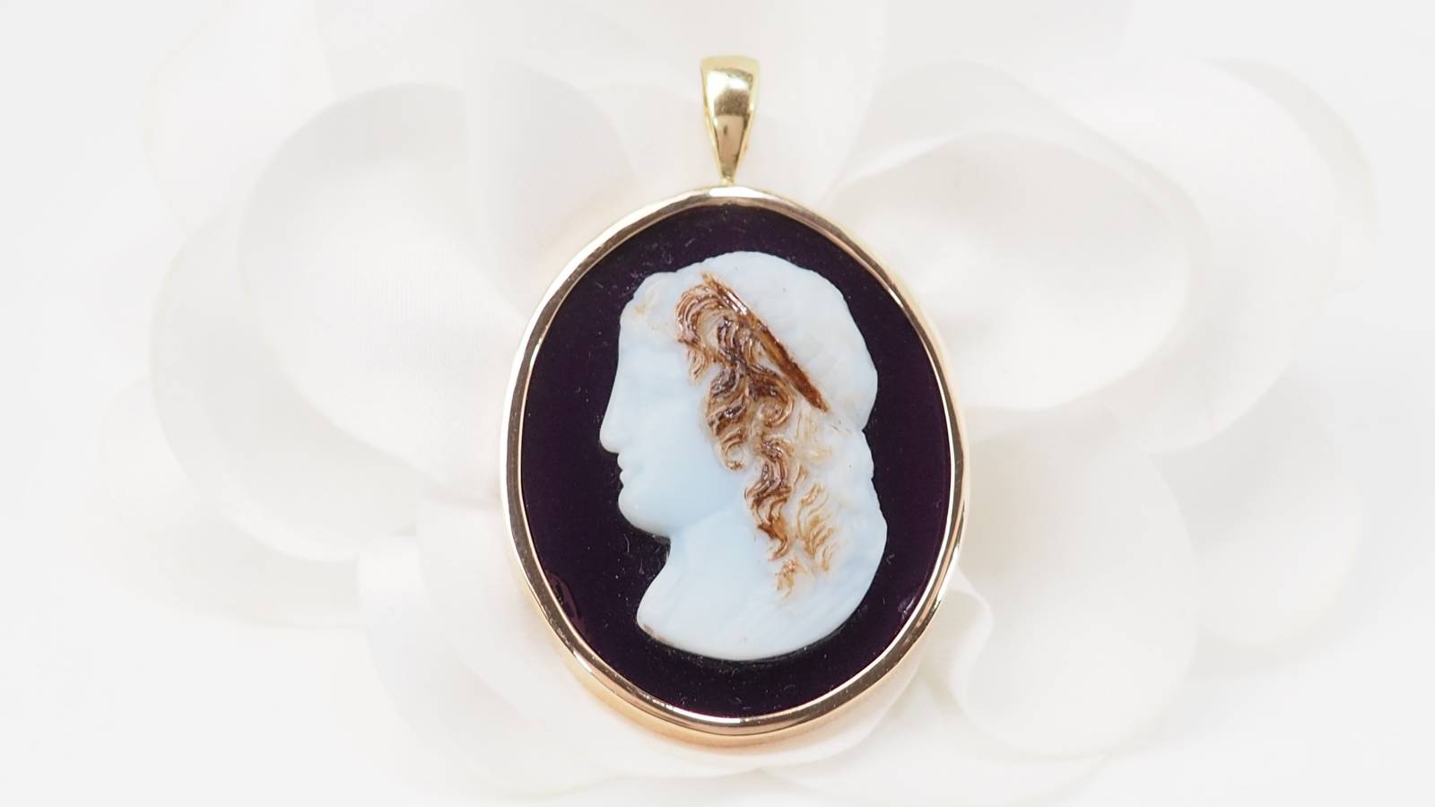 Pendentif camée sur agate