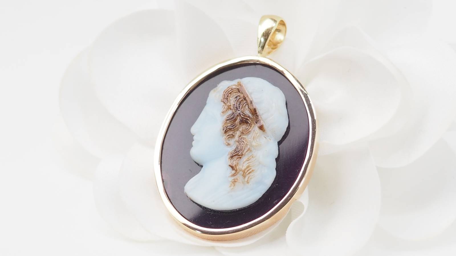 Pendentif camée sur agate