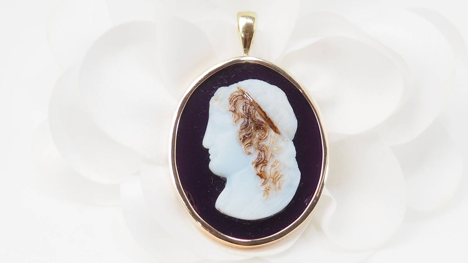 Pendentif camée sur agate