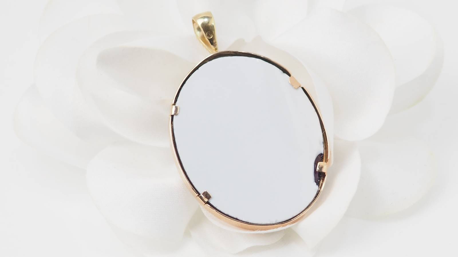 Pendentif camée sur agate