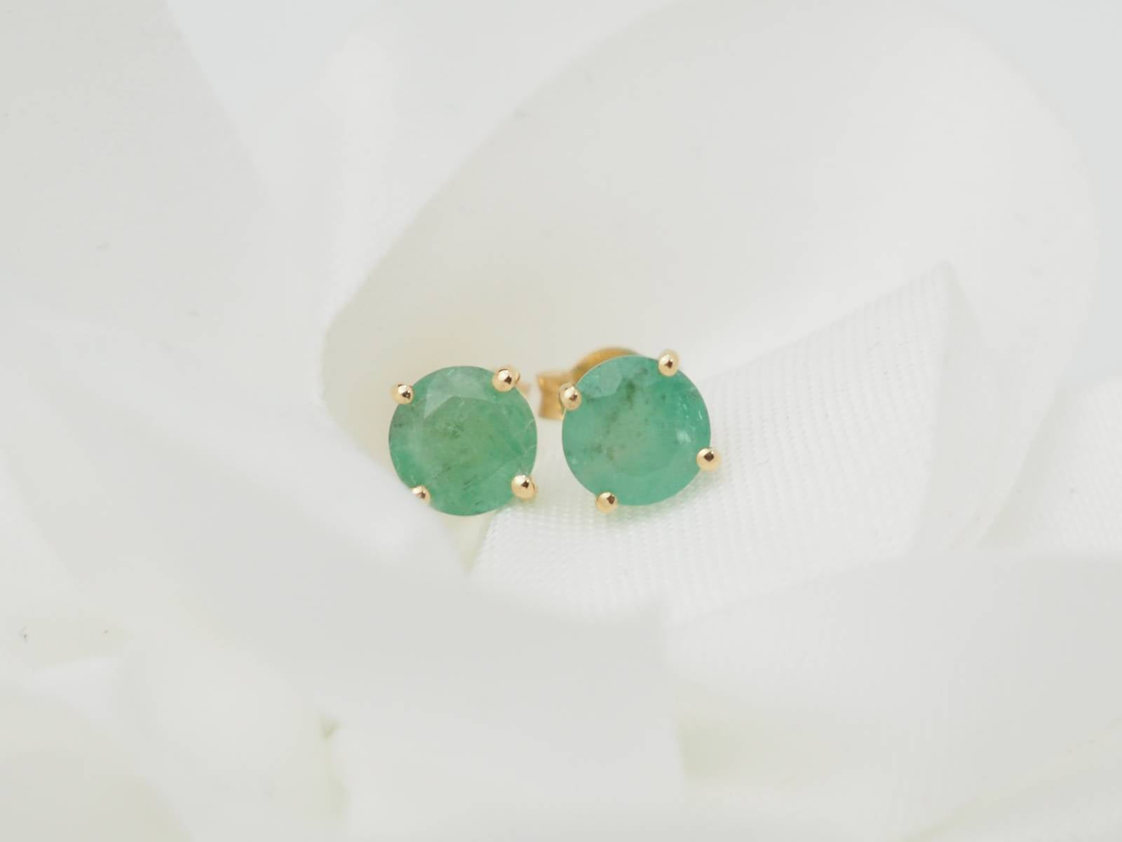 Puces d'oreilles en or jaune et émeraude