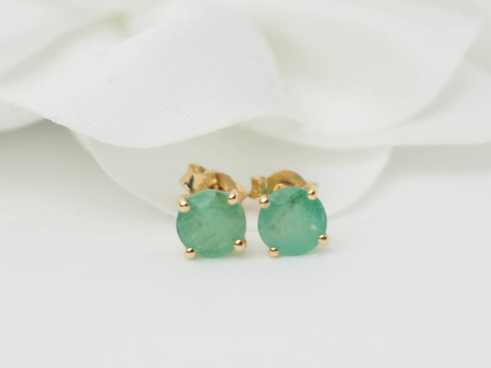 Puces d'oreilles en or jaune et émeraude