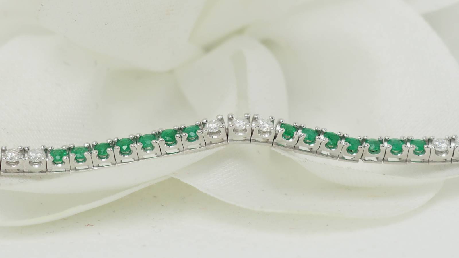 Bracelet rivière en or blanc, émeraudes et diamants