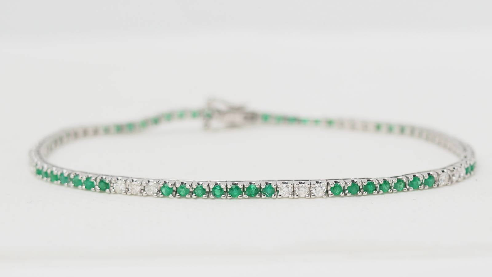 Bracelet rivière en or blanc, émeraudes et diamants