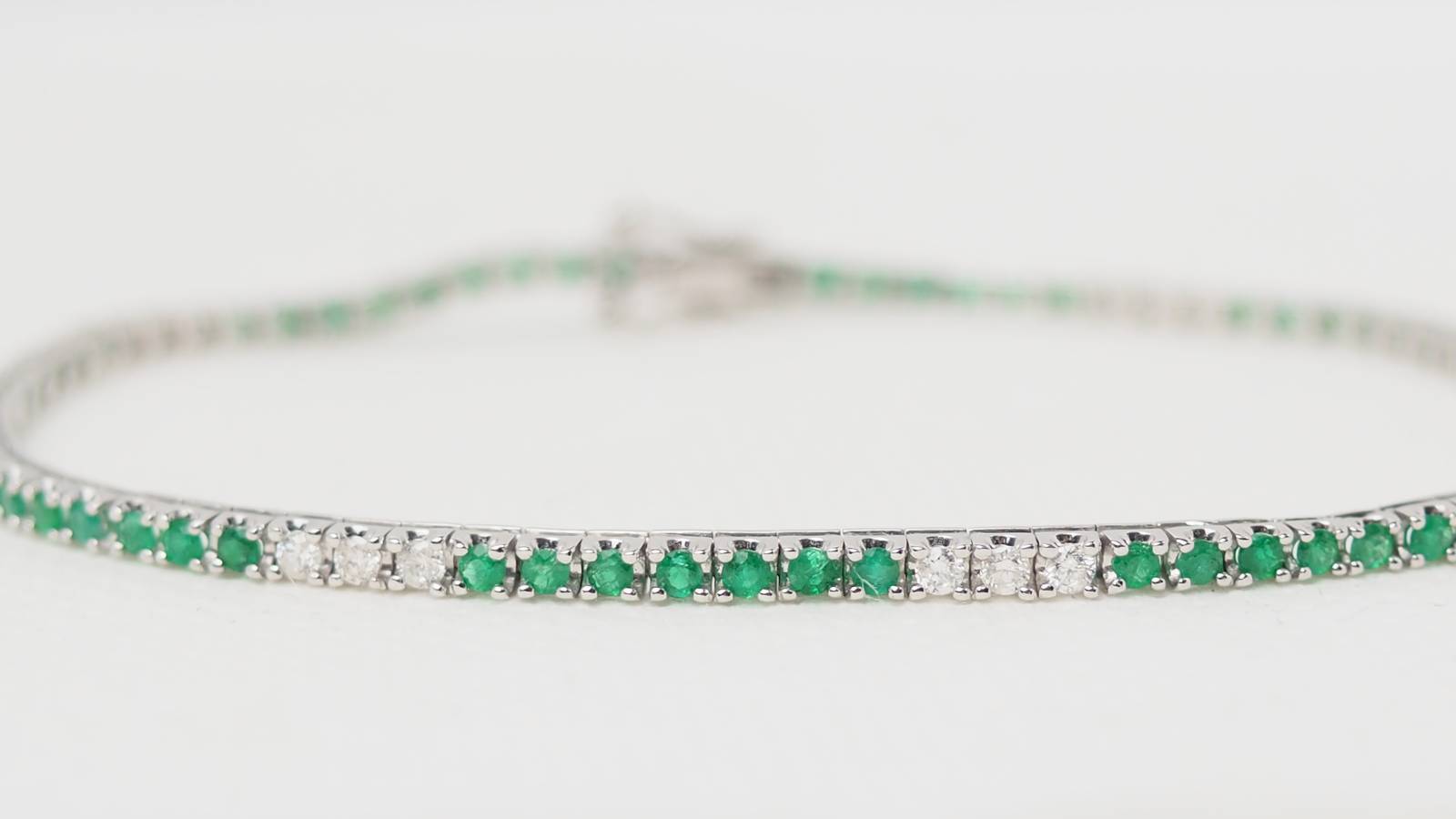 Bracelet rivière en or blanc, émeraudes et diamants