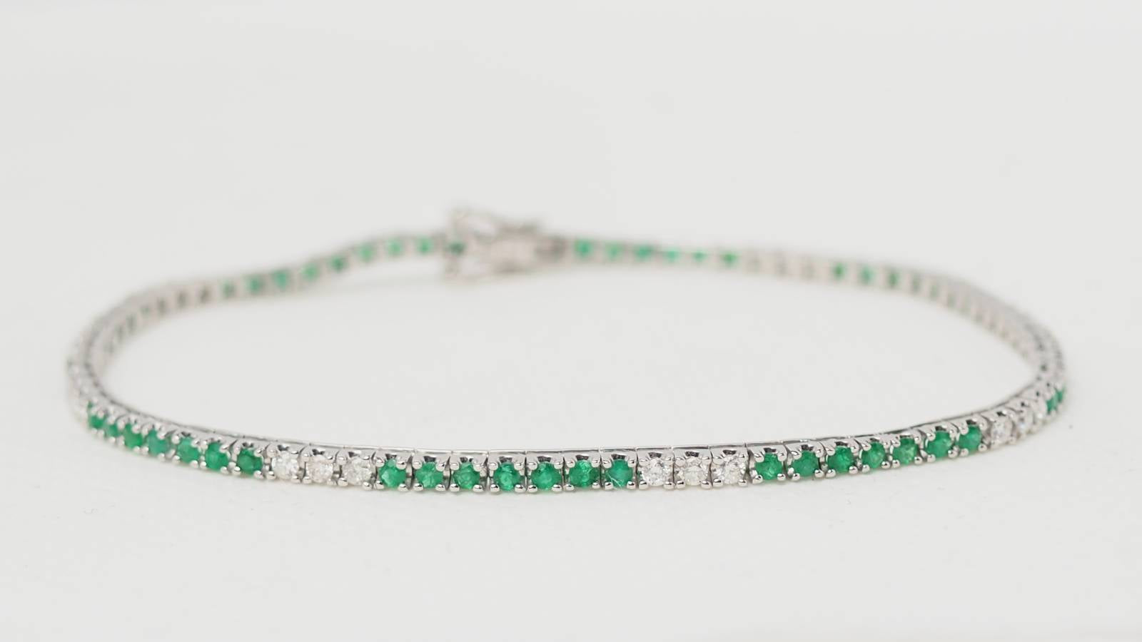 Bracelet rivière en or blanc, émeraudes et diamants
