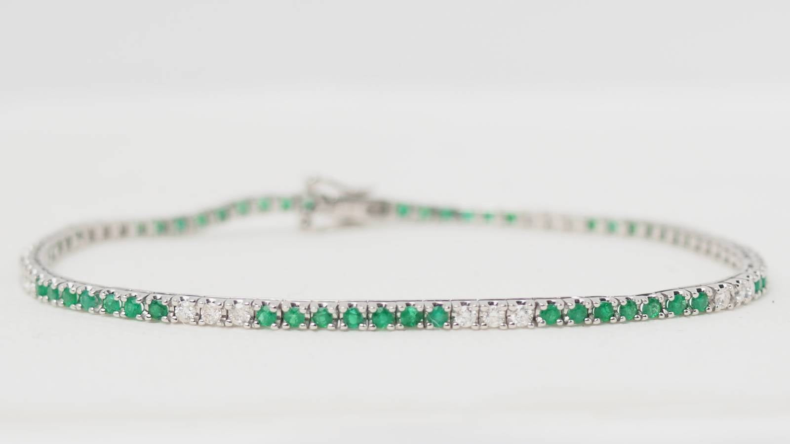 Bracelet rivière en or blanc, émeraudes et diamants