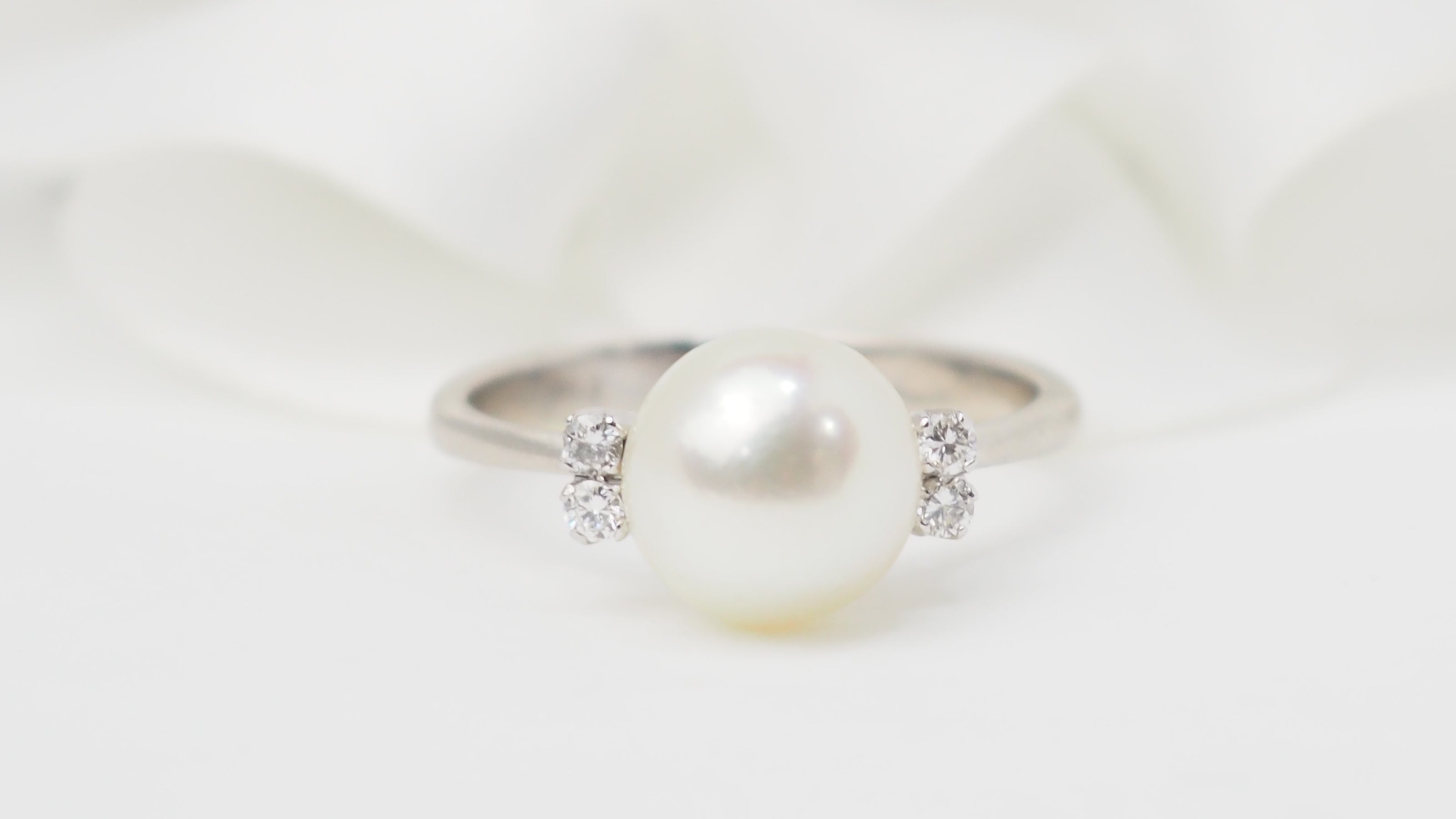 Bague en or blanc, perle de culture et diamants