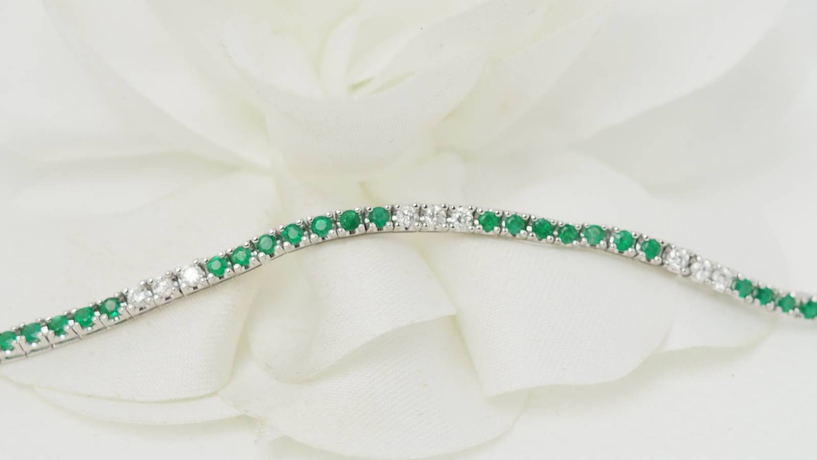 Bracelet rivière en or blanc, émeraudes et diamants