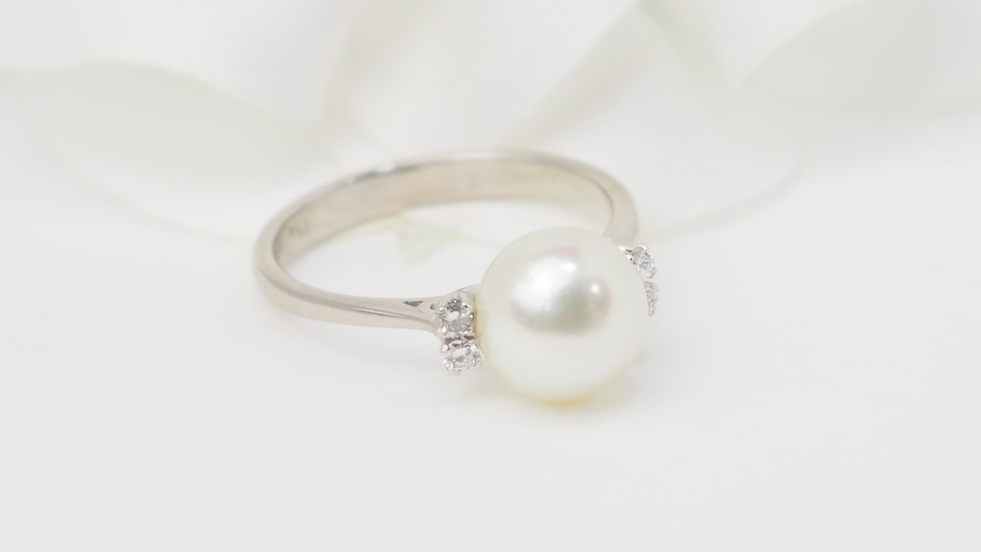 Bague en or blanc, perle de culture et diamants