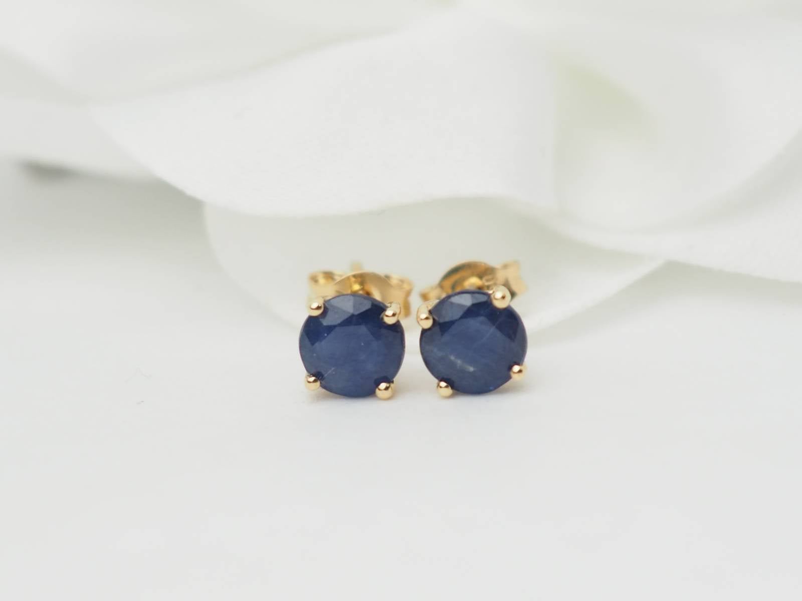 Puces d'oreilles en or jaune et saphir