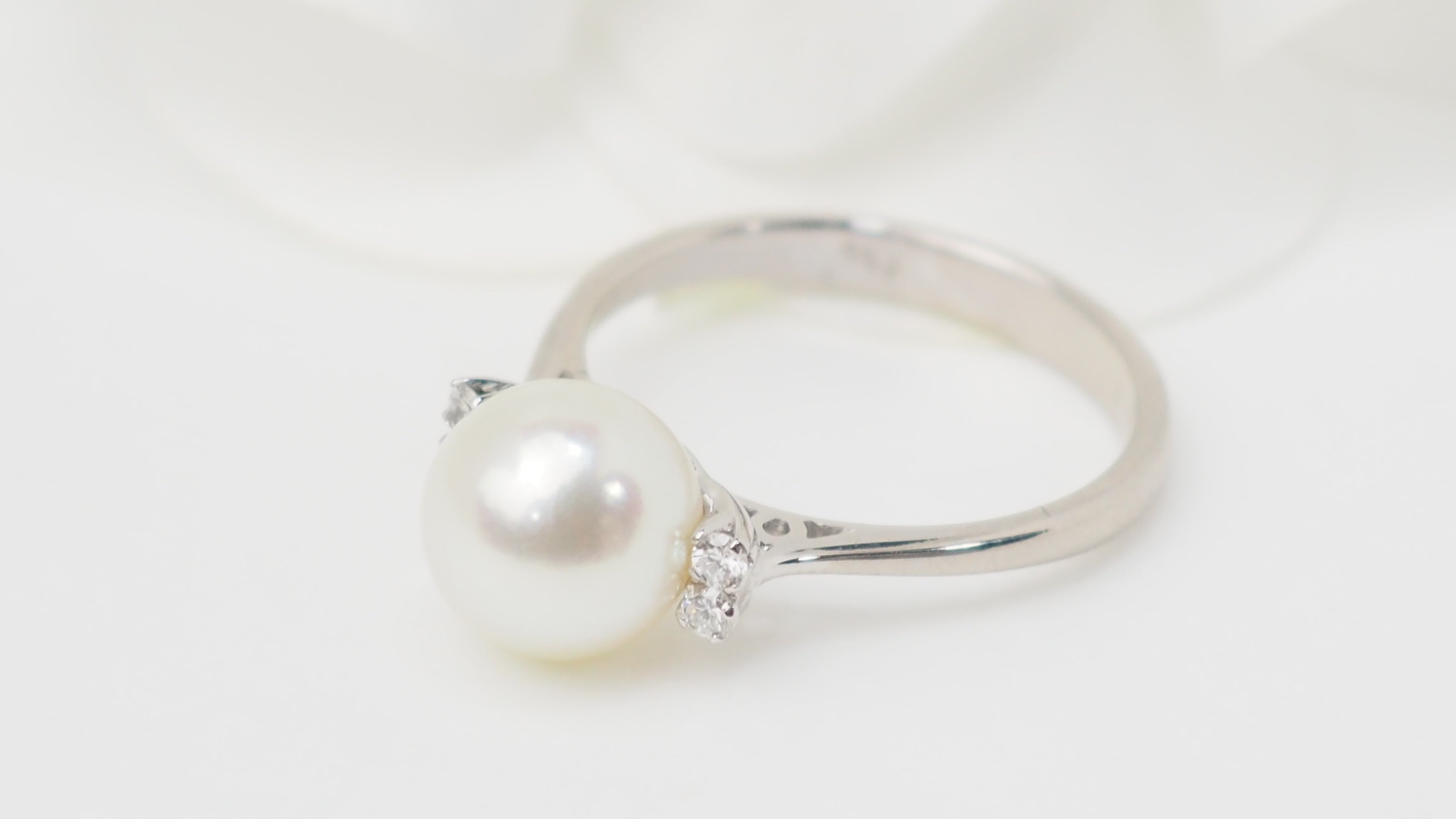 Bague en or blanc, perle de culture et diamants