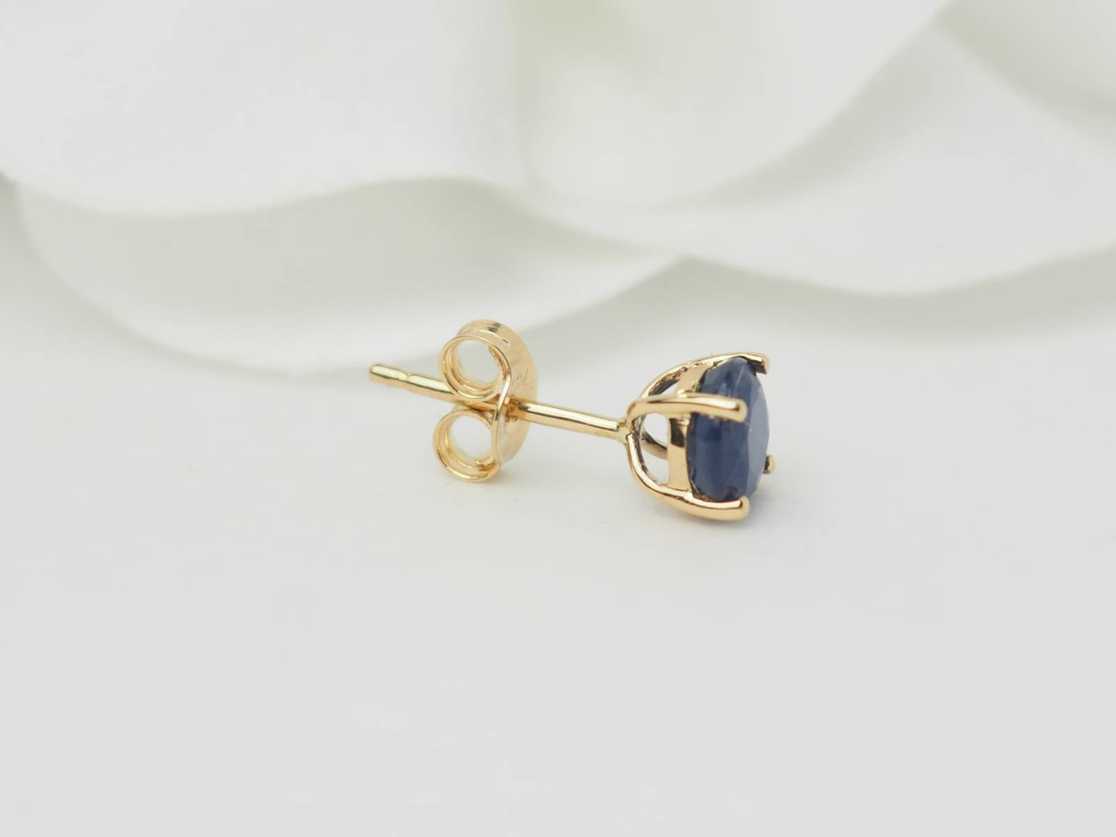 Puces d'oreilles en or jaune et saphir