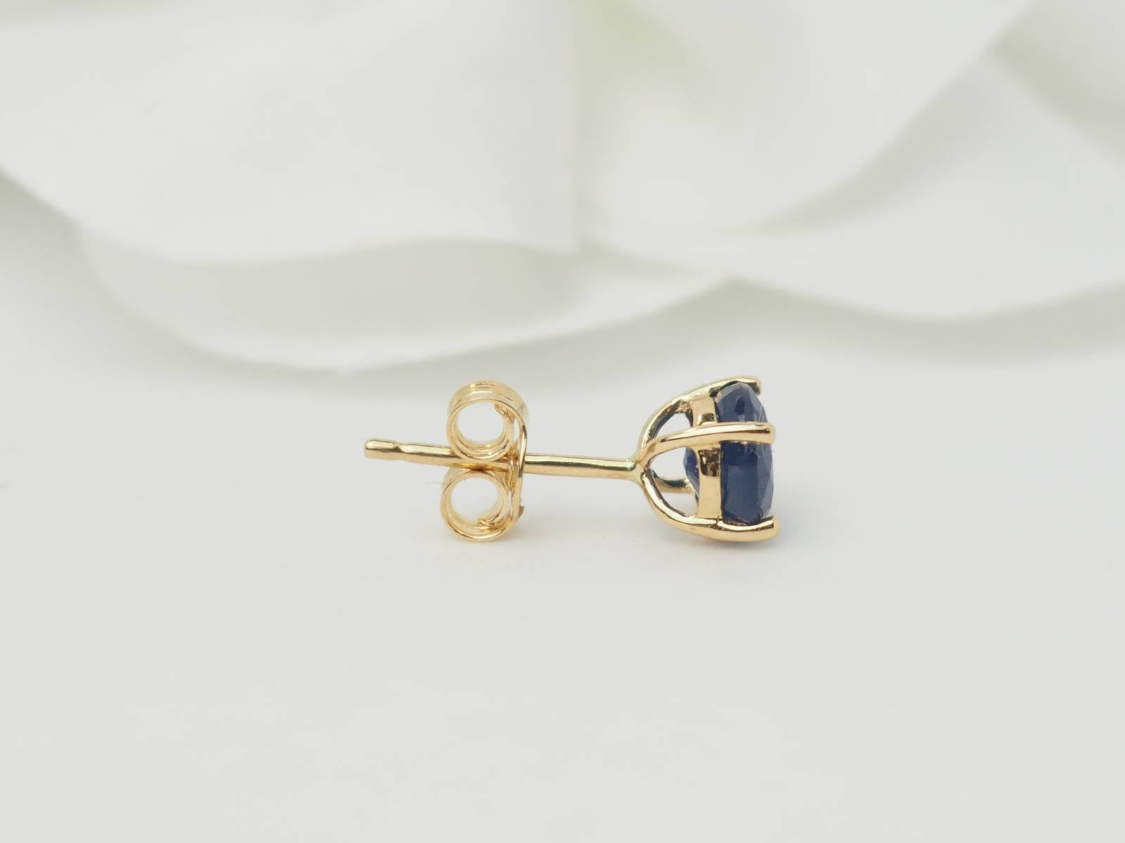 Puces d'oreilles en or jaune et saphir