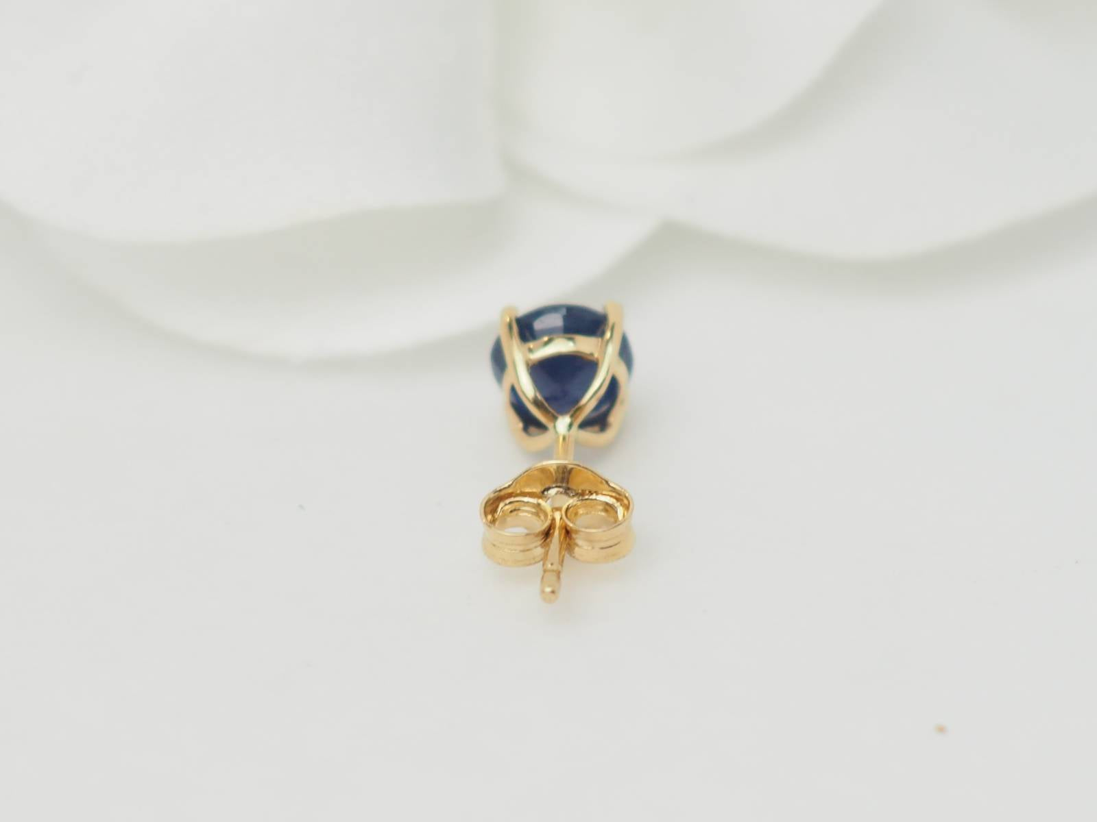 Puces d'oreilles en or jaune et saphir