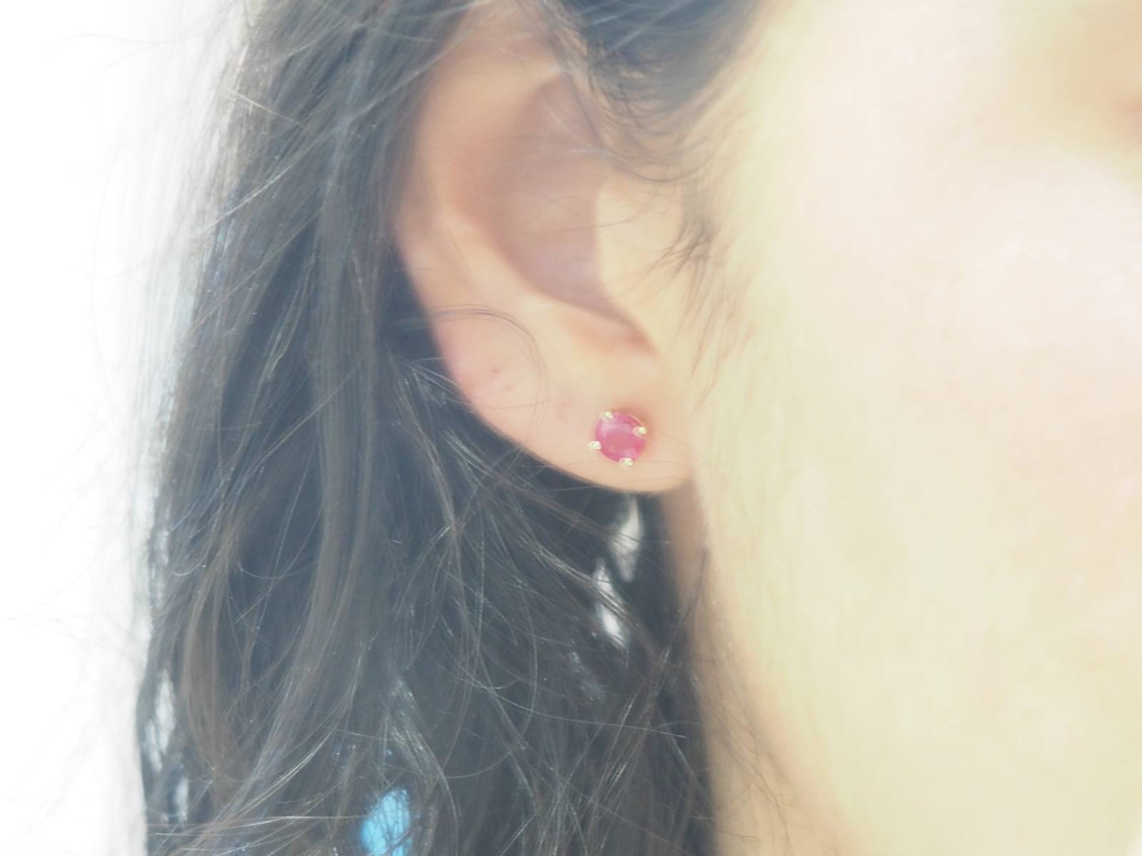 Puces d'oreilles en or jaune et rubis