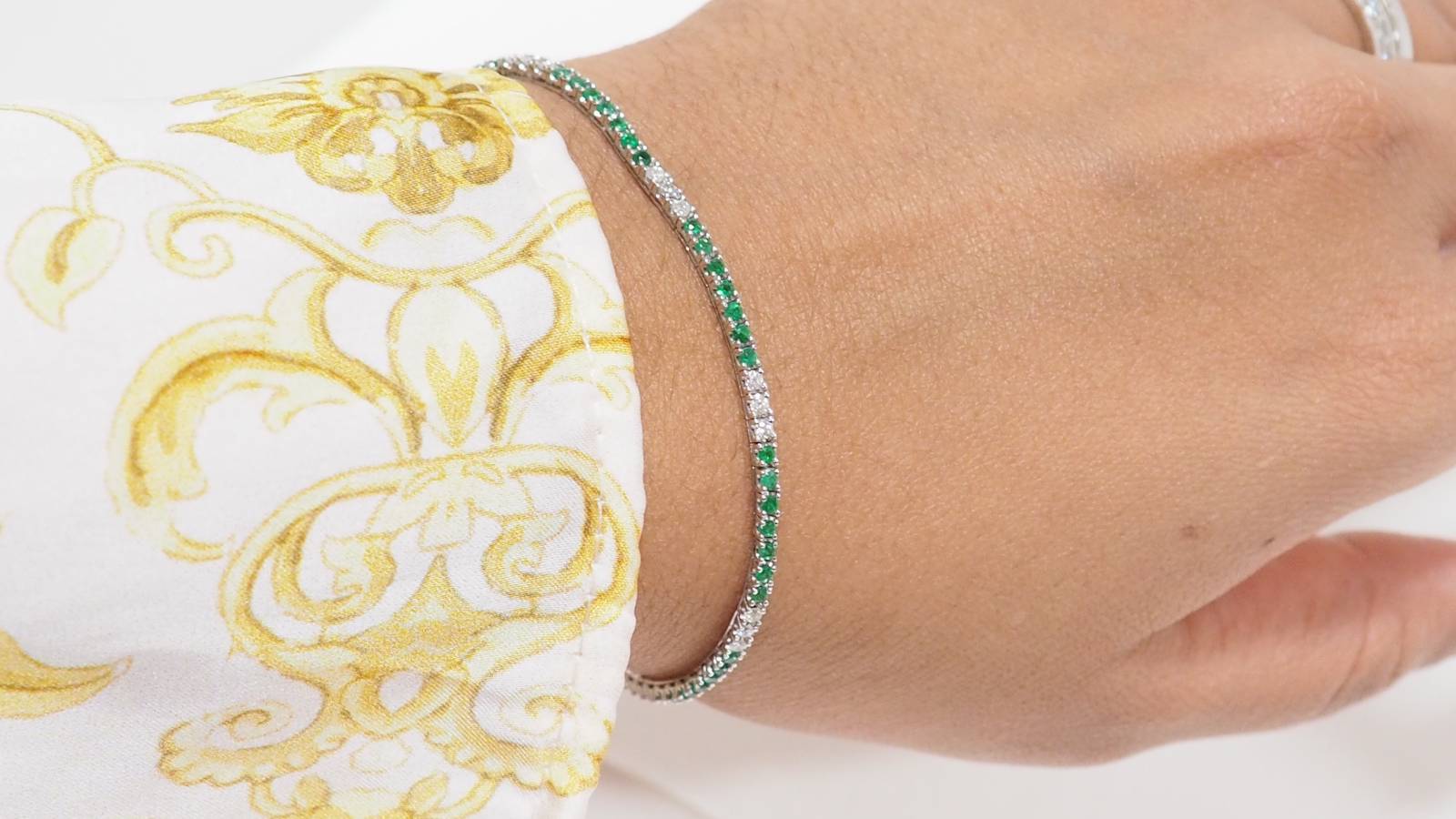 Bracelet rivière en or blanc, émeraudes et diamants