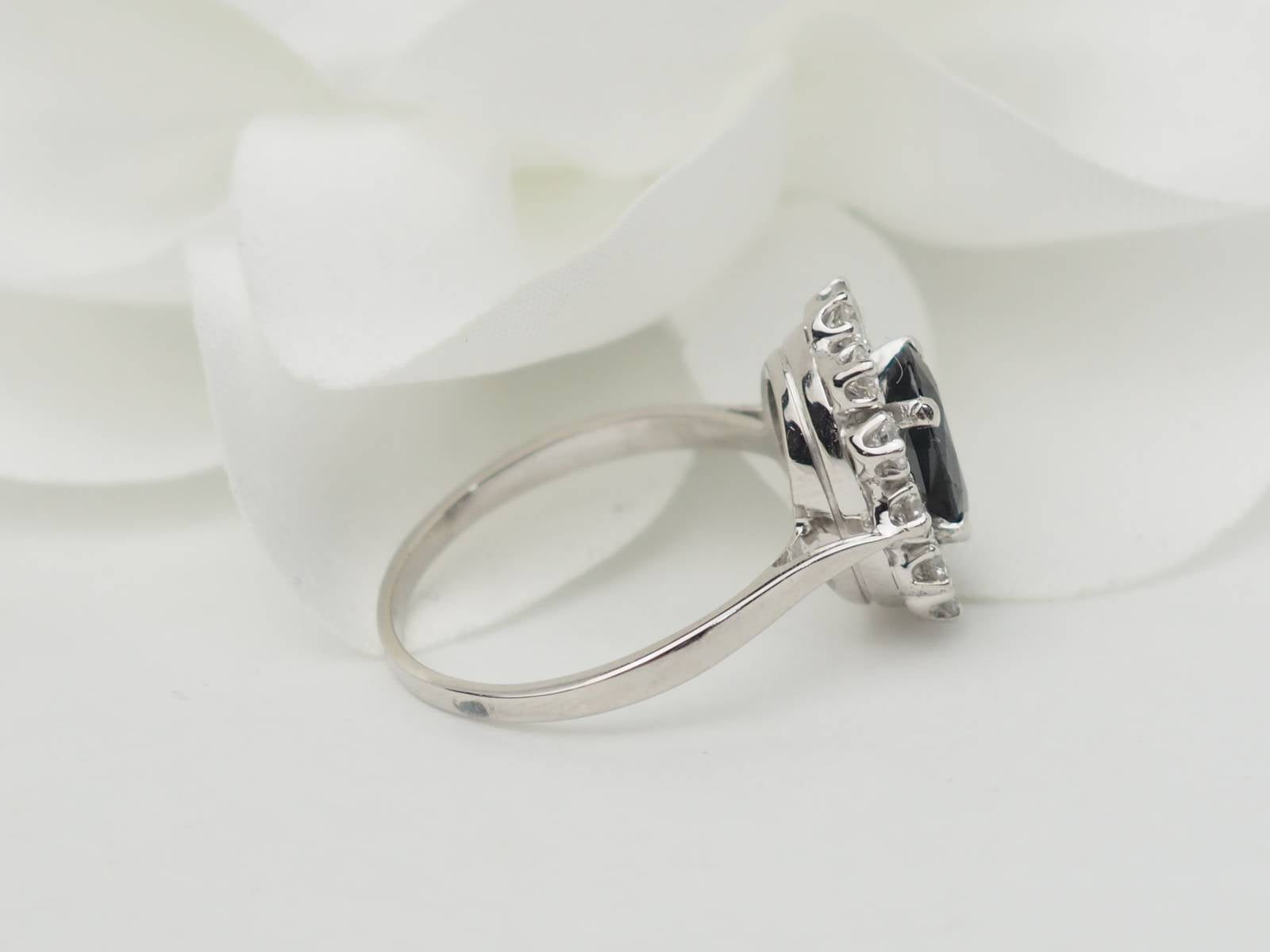 Bague marguerite en or blanc, saphir et diamants