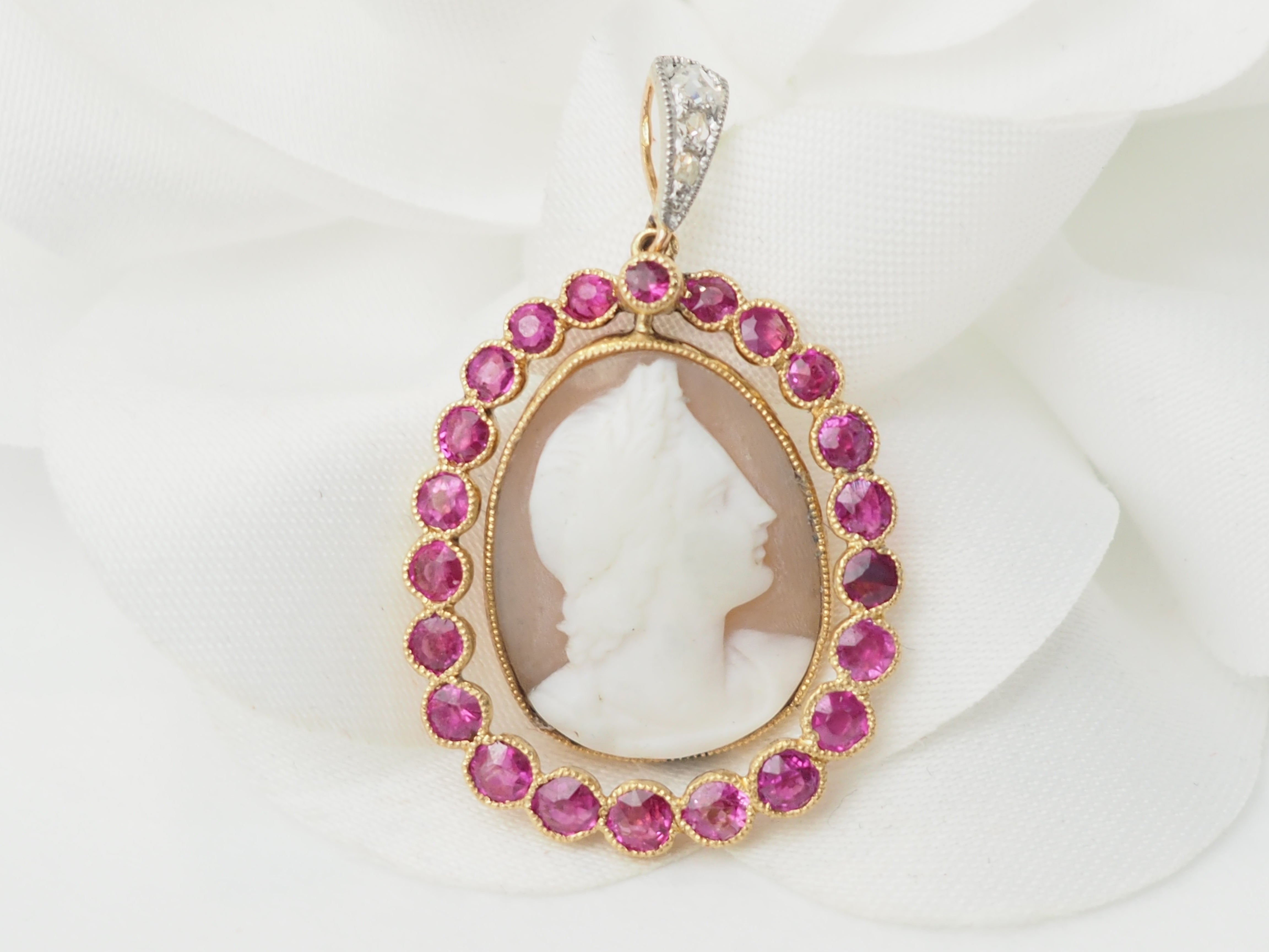 Pendentif camée en or jaune rubis et diamants