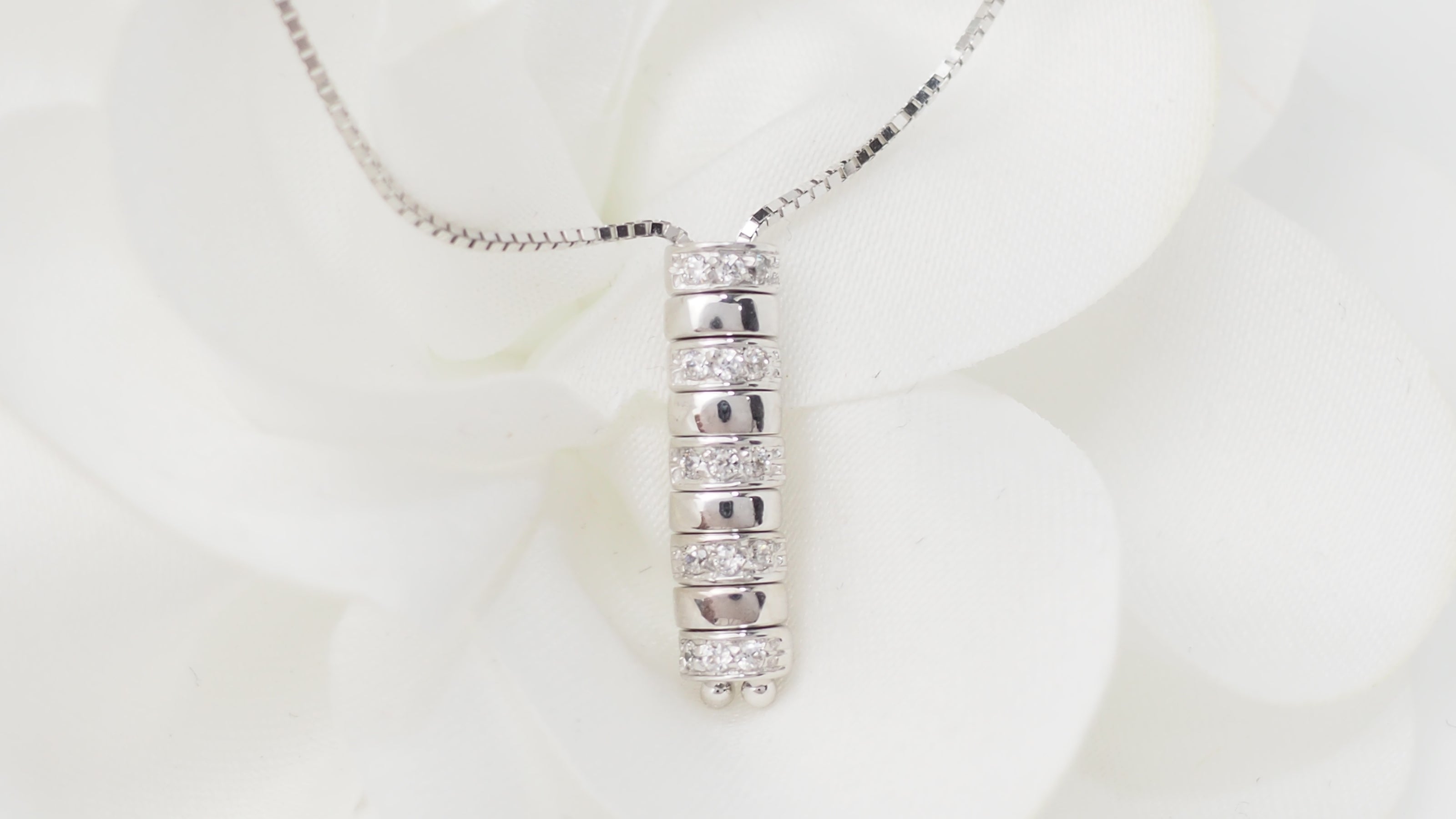 Collier en or blanc et diamants