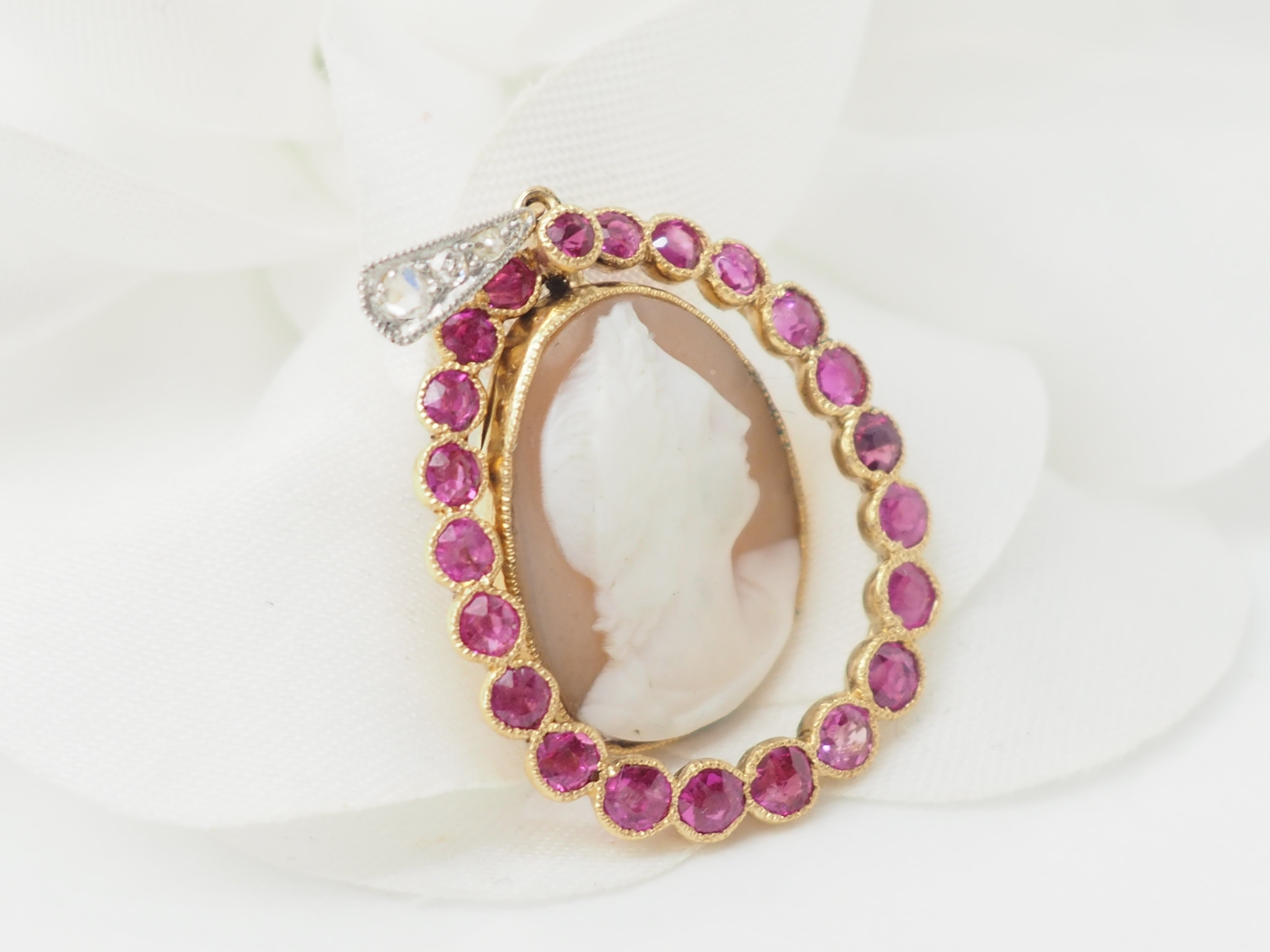 Pendentif camée en or jaune rubis et diamants