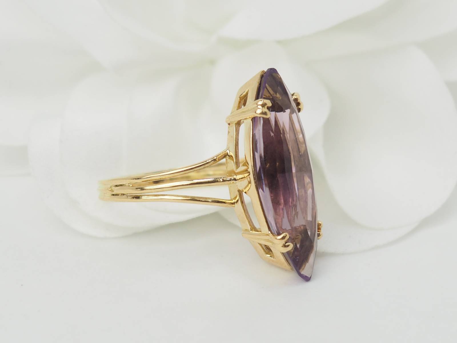 Bague marquise en or jaune et améthyste