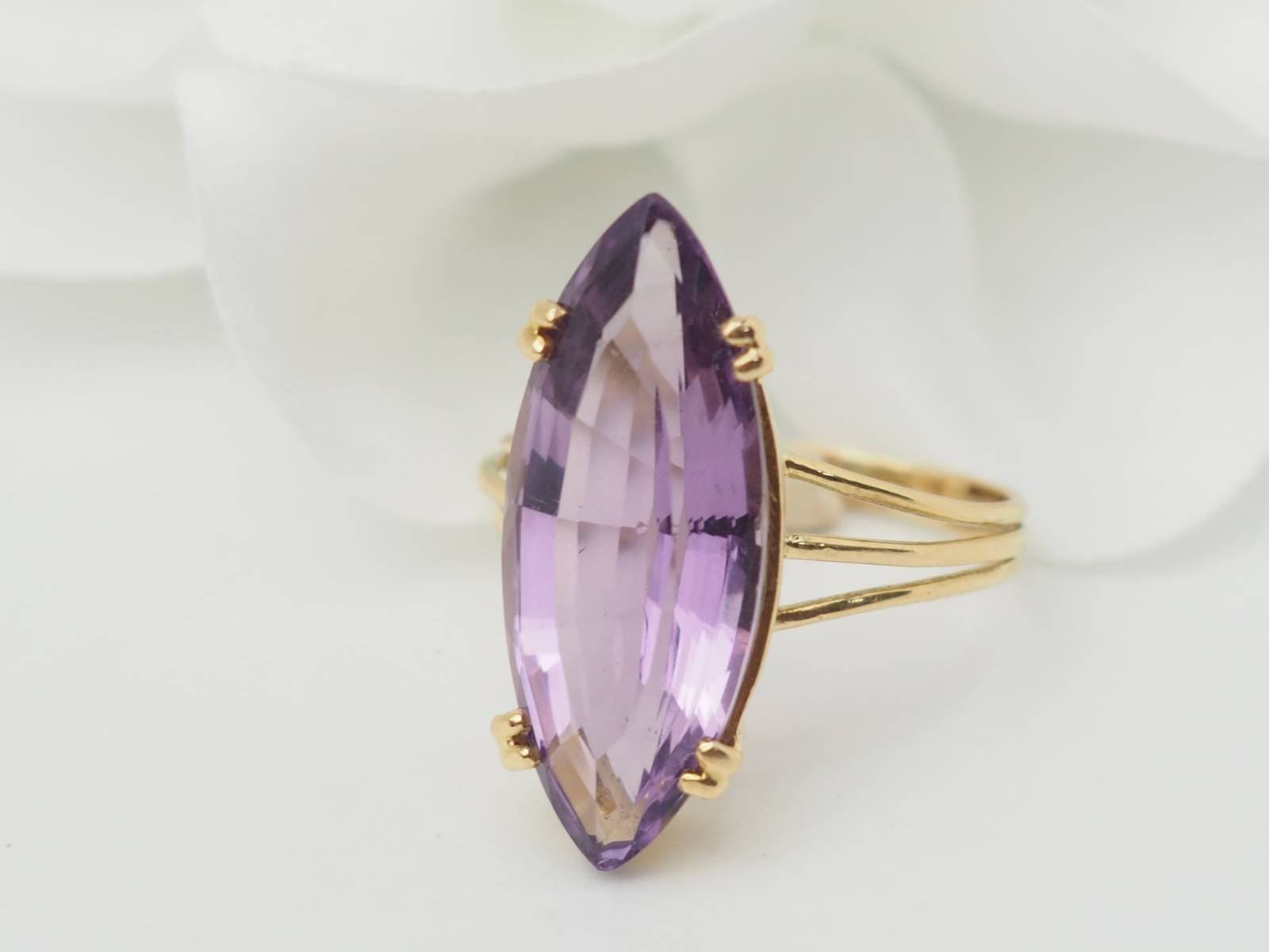 Bague marquise en or jaune et améthyste