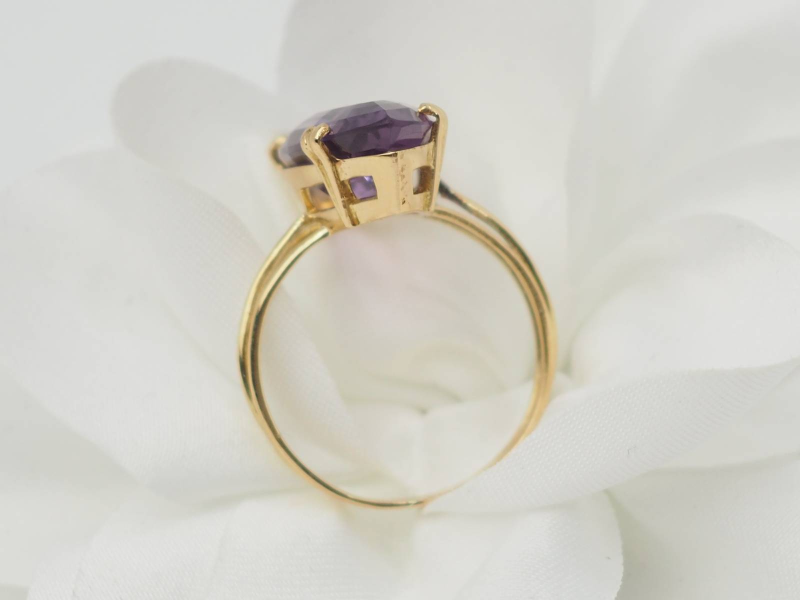 Bague marquise en or jaune et améthyste