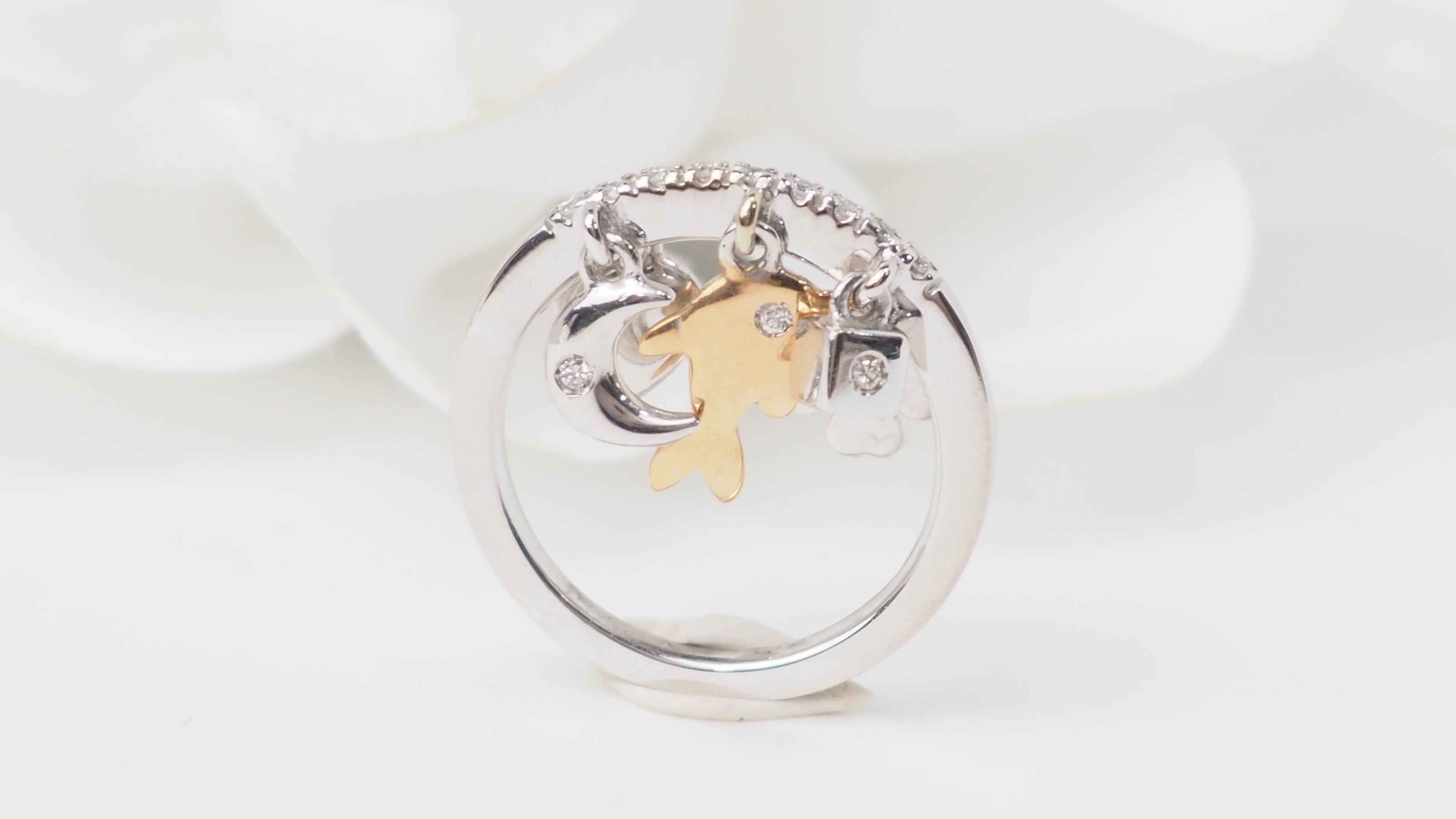 Bague breloques en or blanc et diamants