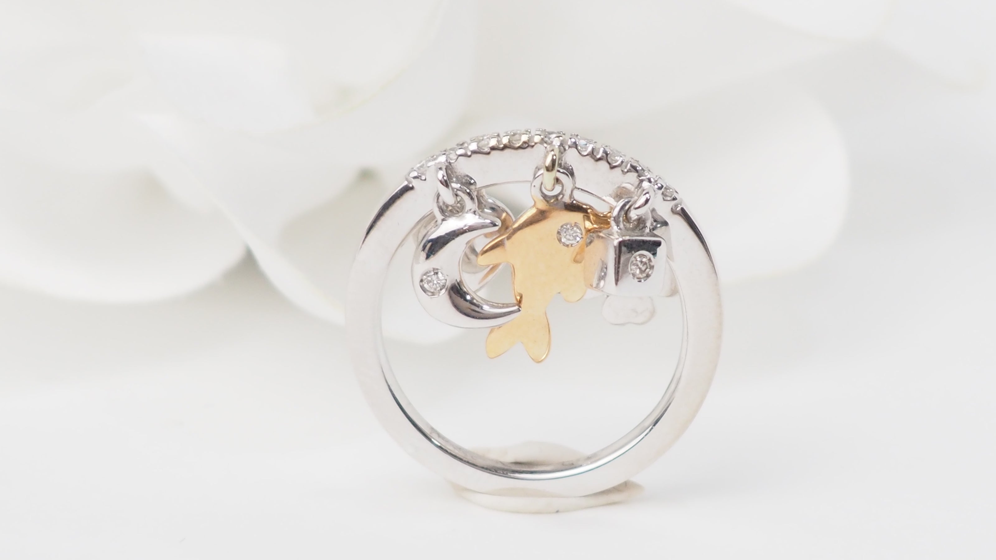 Bague breloques en or blanc et diamants