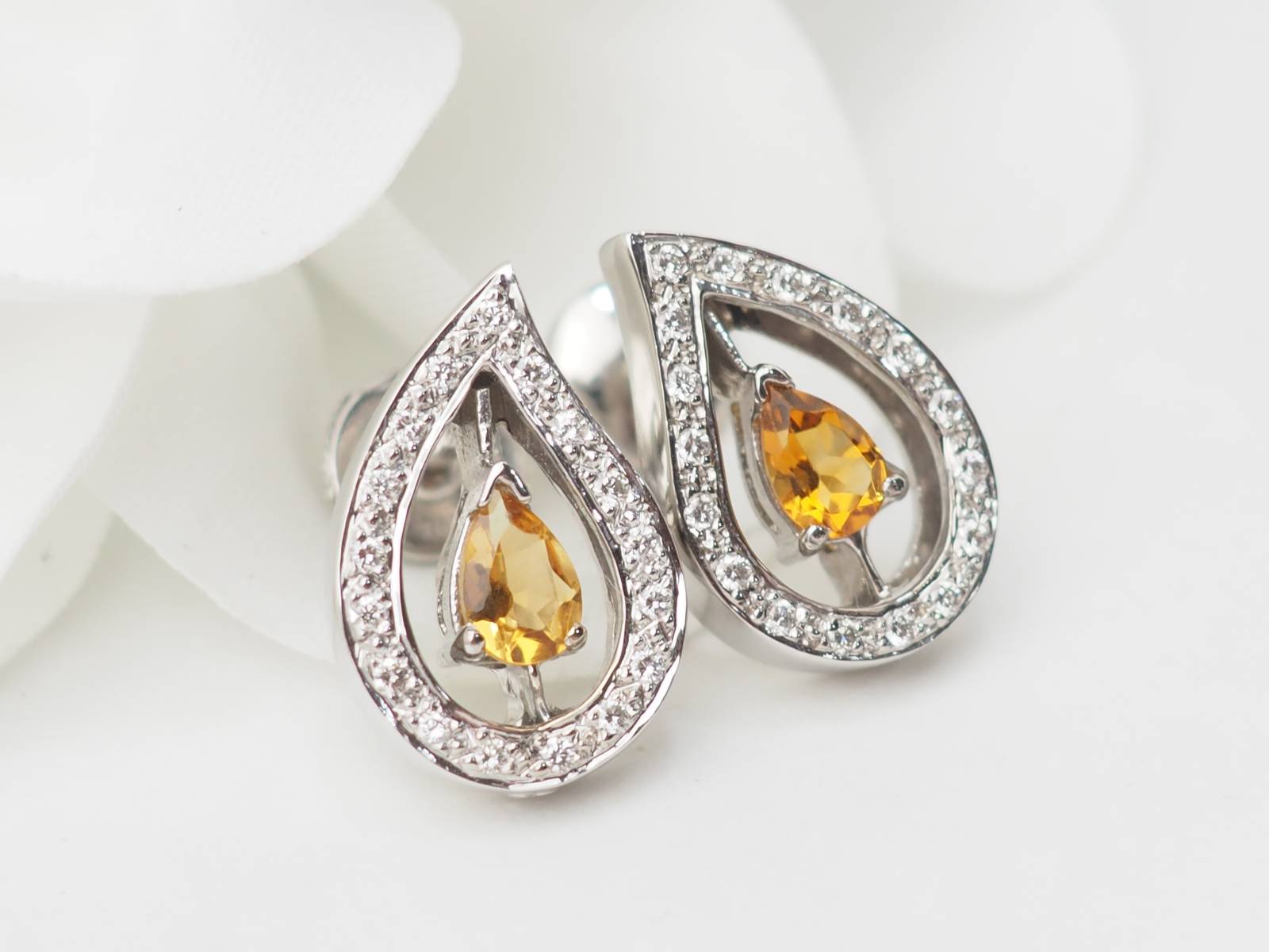 Boucles d'oreilles en or blanc, citrines et diamants