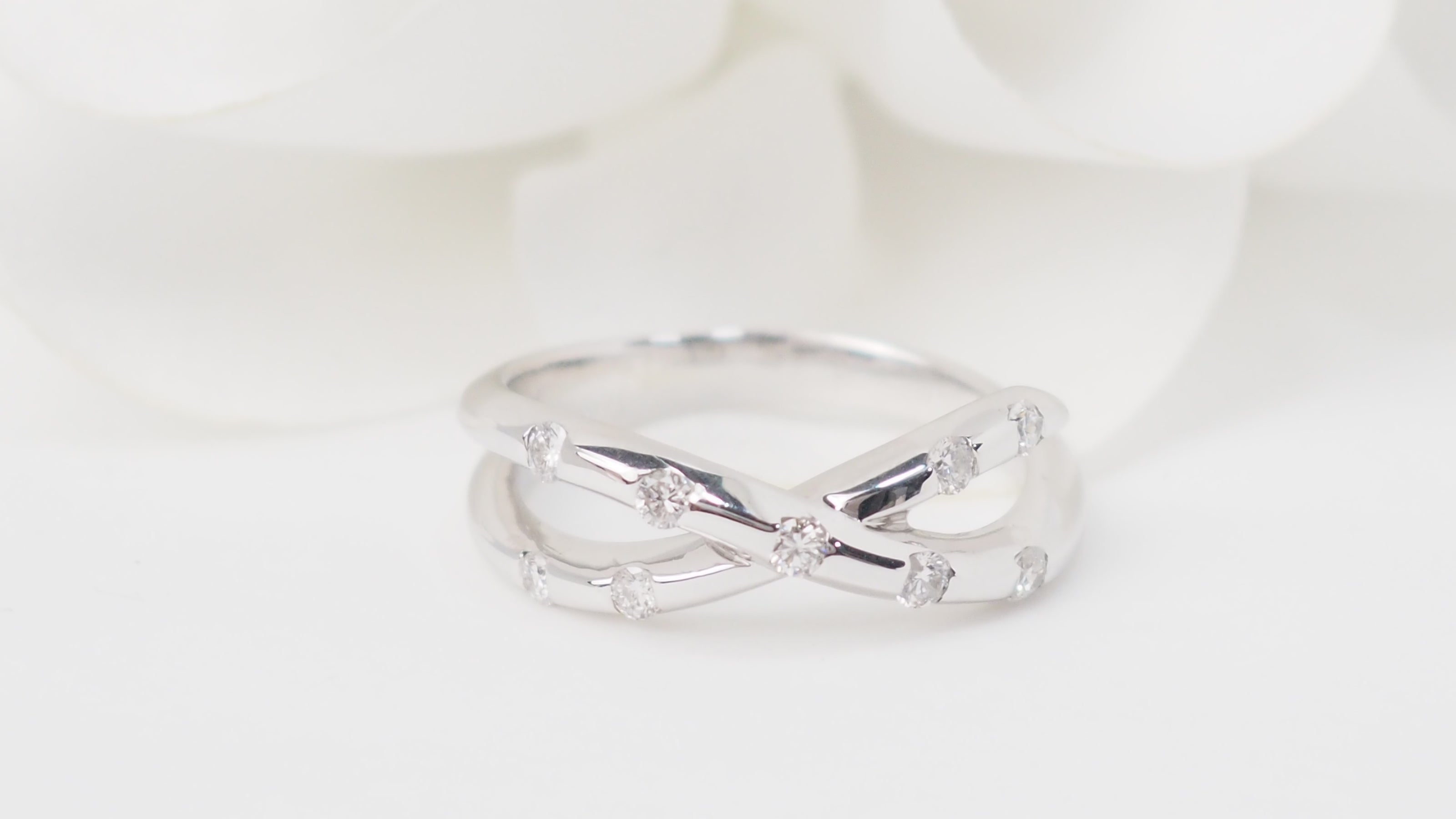 Bague croisée en or blanc et diamants