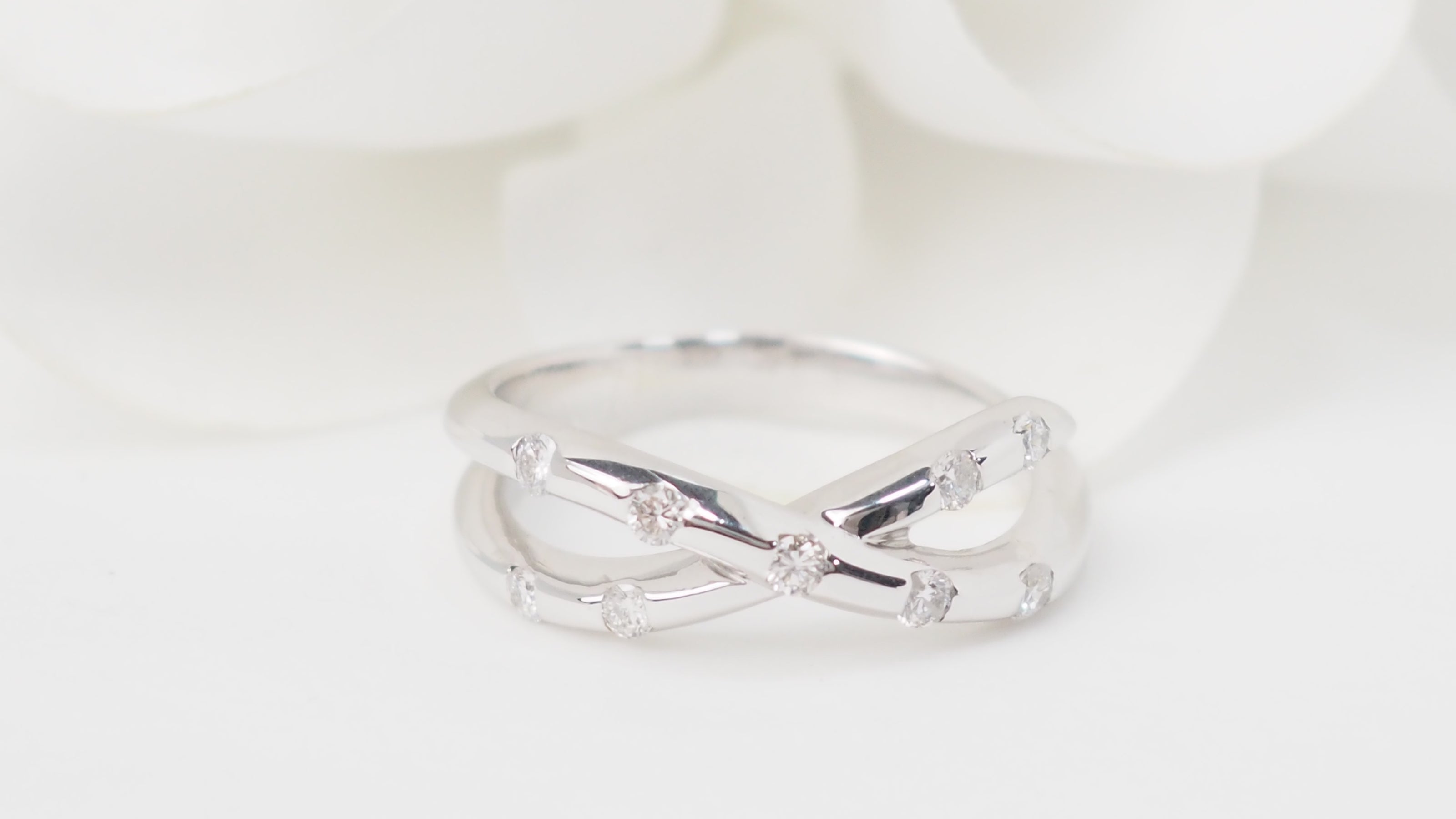 Bague croisée en or blanc et diamants