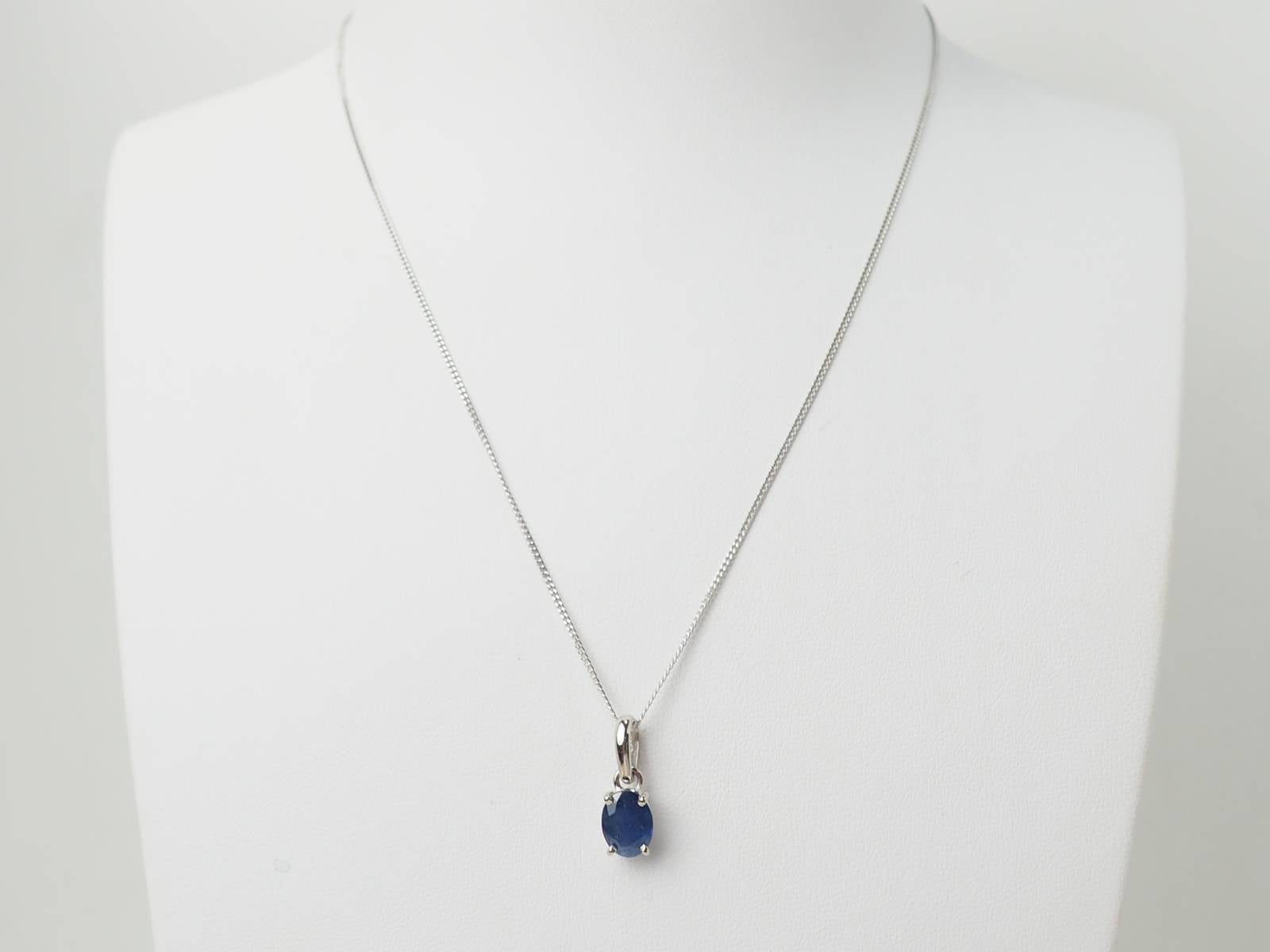 Collier solitaire en or blanc et saphir ovale