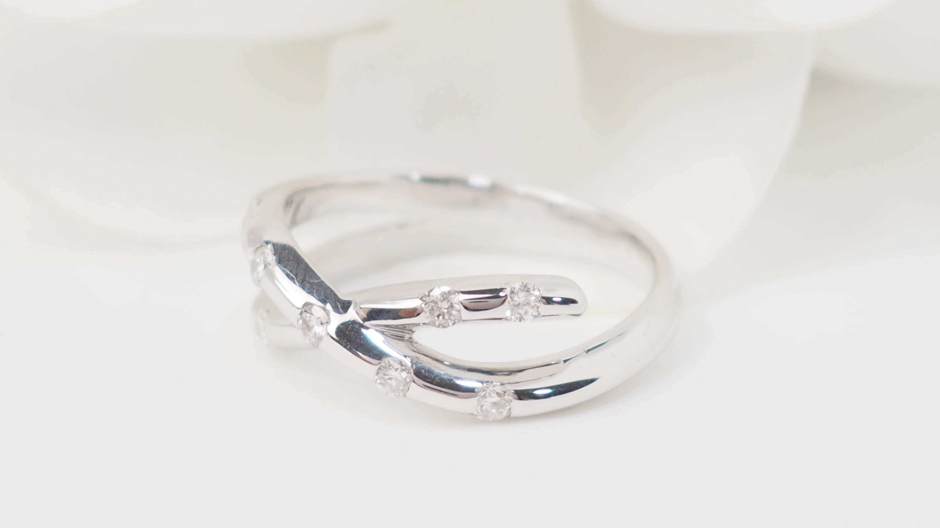 Bague croisée en or blanc et diamants