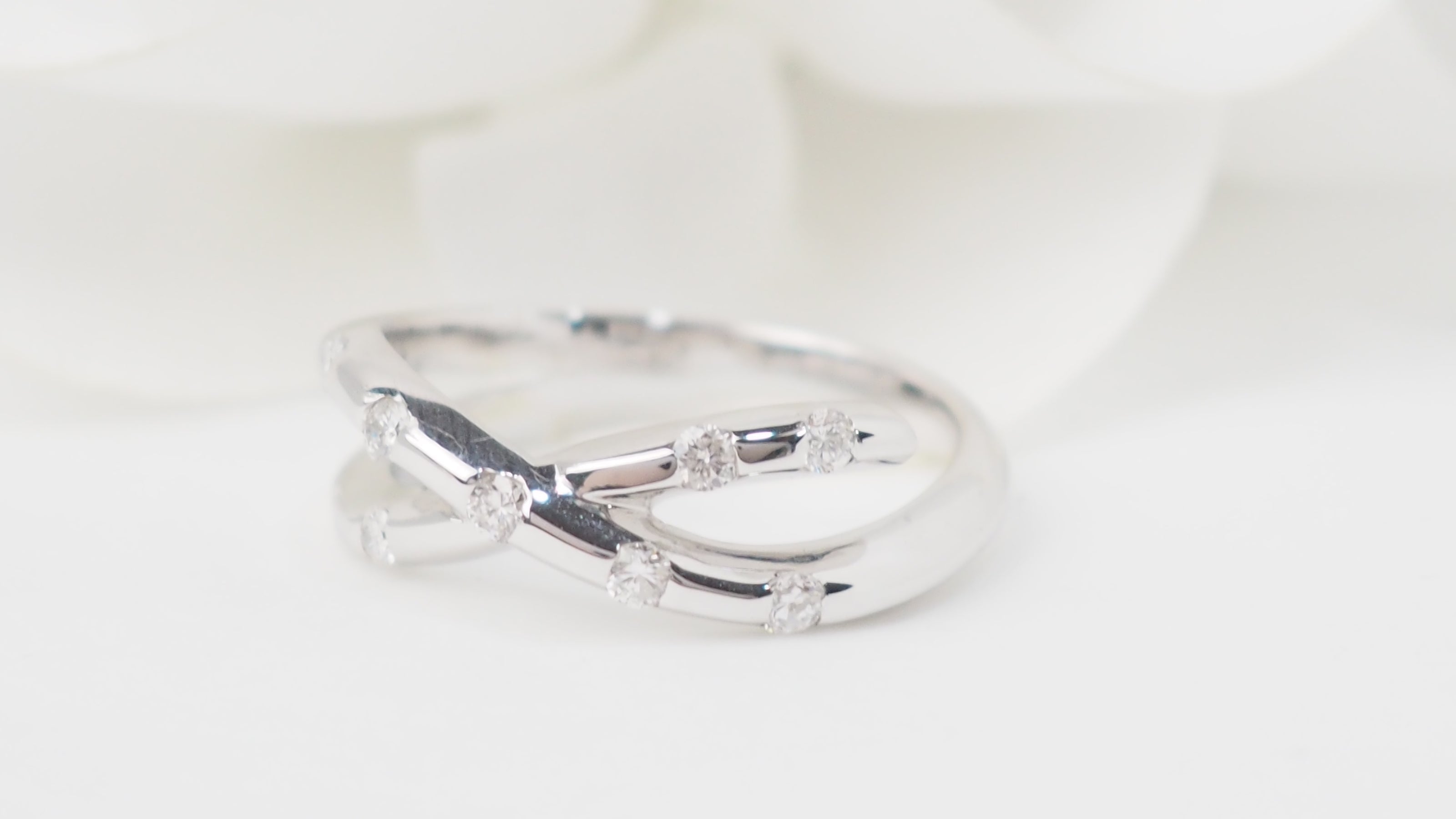 Bague croisée en or blanc et diamants