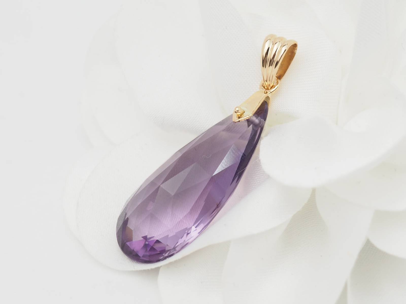 Pendentif en or jaune et Améthyste briolette