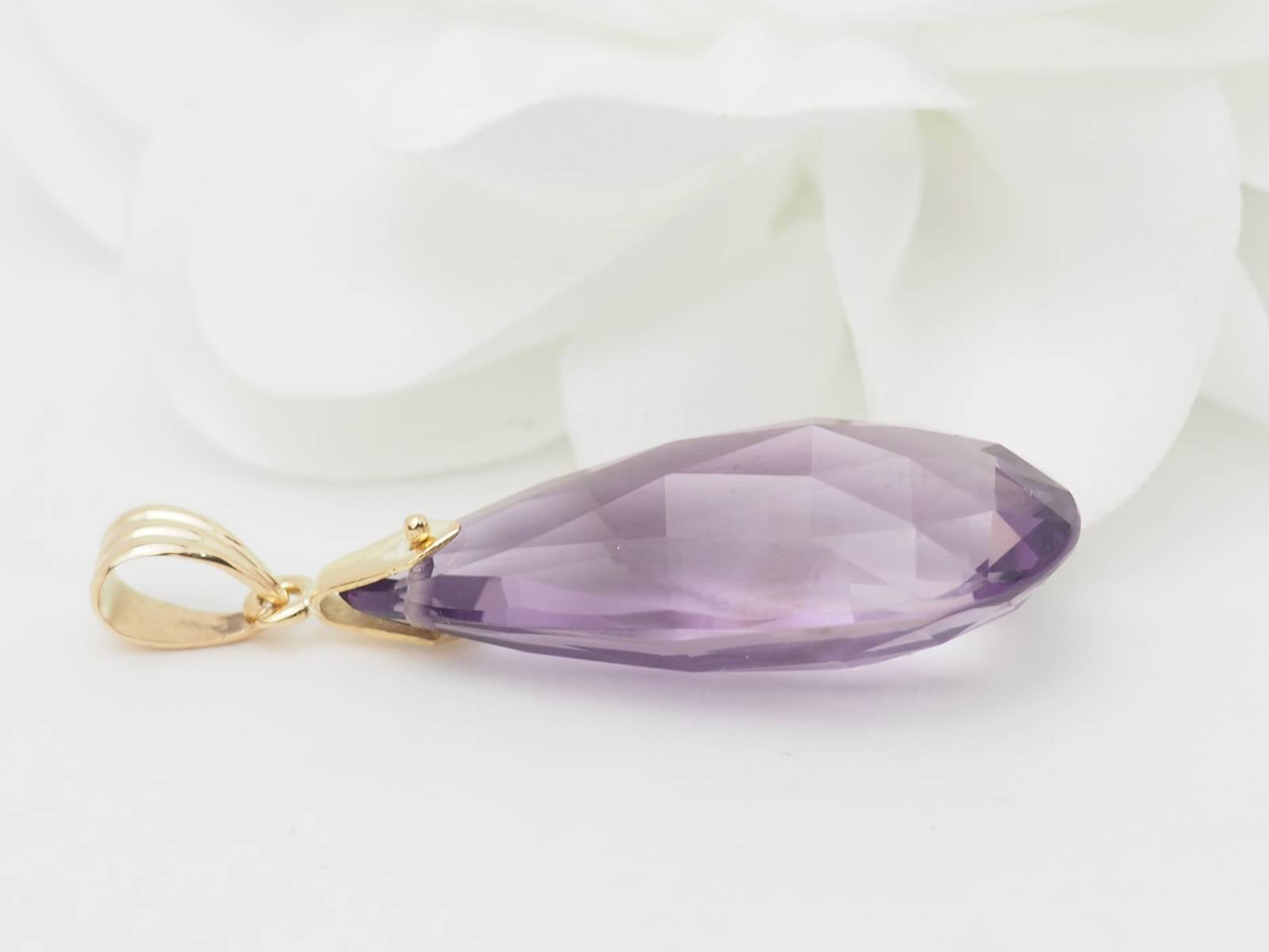 Pendentif en or jaune et Améthyste briolette